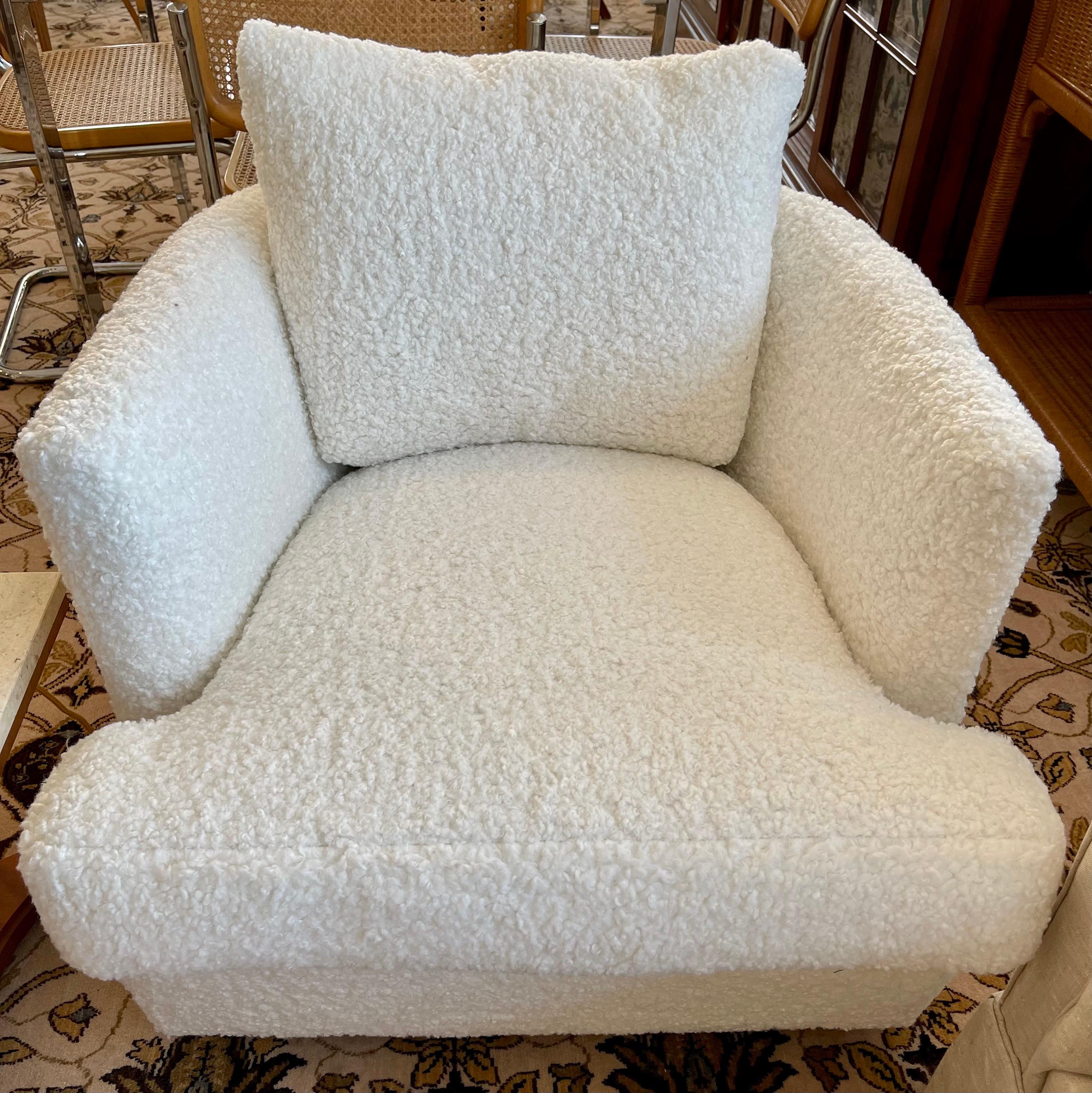 An iconic mid-century club chair with new boucle upholstery.
The chair sits on four rolling casters for ease of movement and have lines to die for. The scale is perfect for almost any room with its 32
