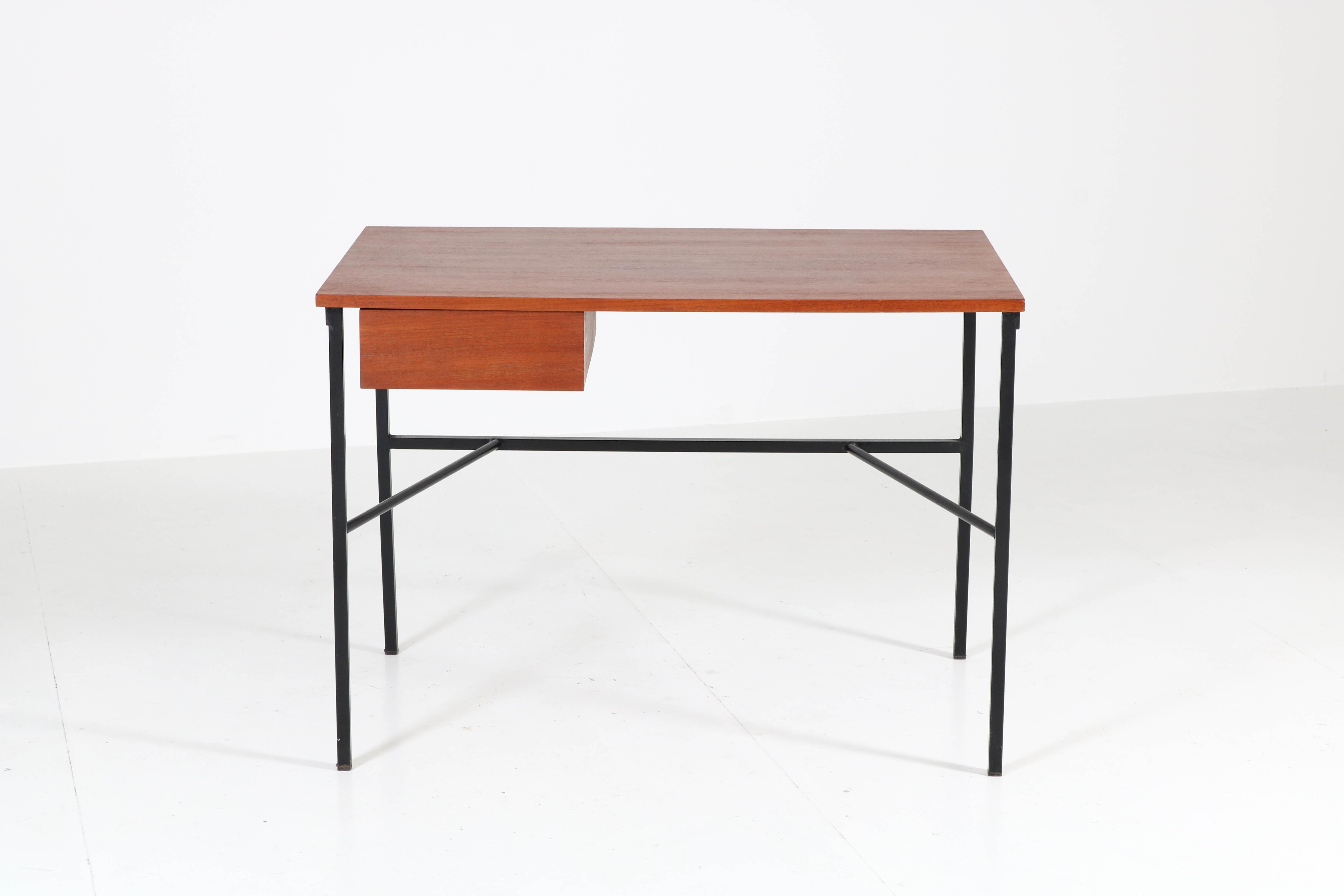 Stunning Mid-Century Modern CM 174 desk.
Design by Pierre Paulin for Trefac Belgium.
Striking design from the 1950s.
This version is rare because the drawer is on the left instead of on the right!
Teak veneered tabletop and drawer with original