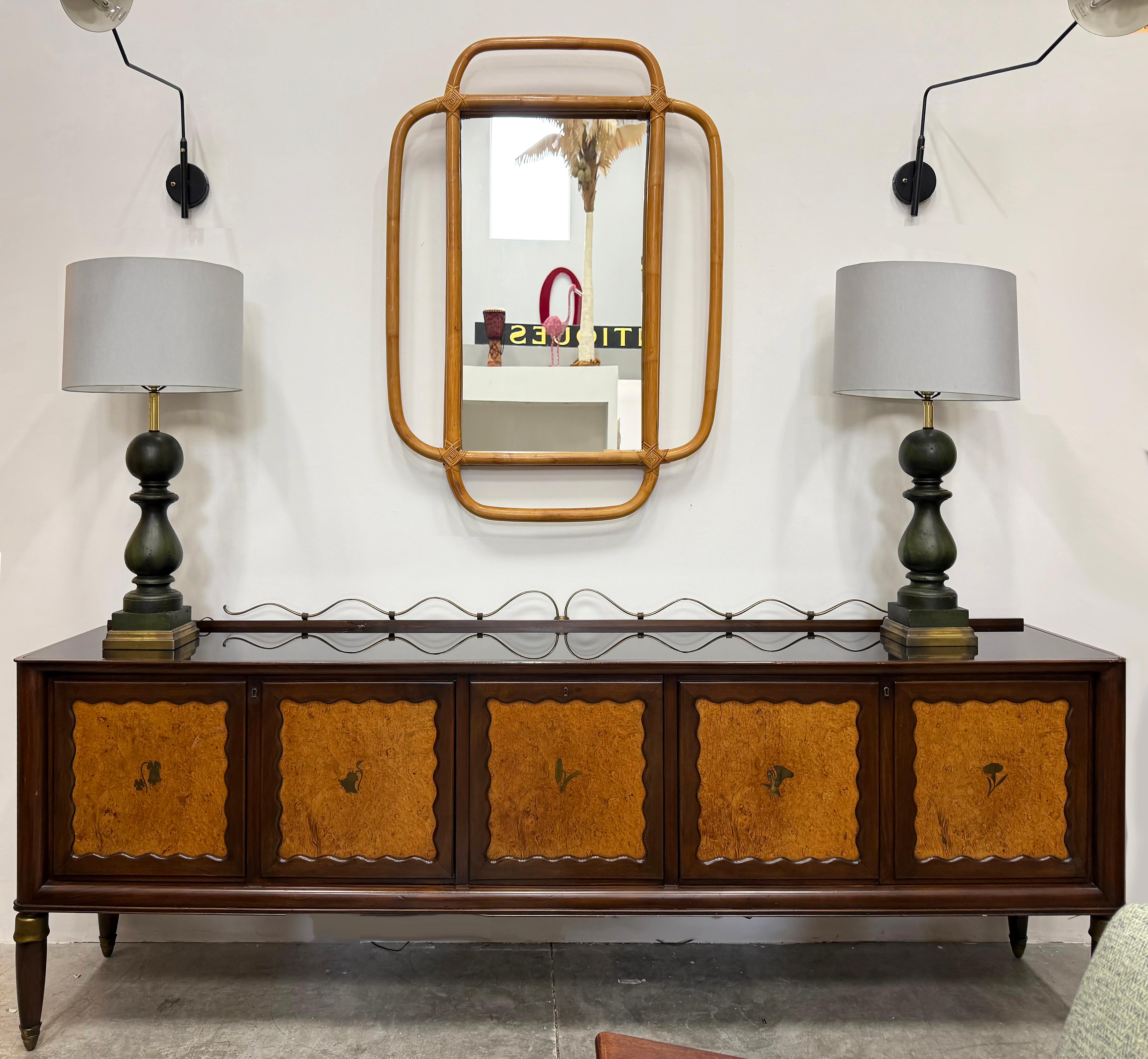 Espejo de pared de ratán curvado de estilo costero moderno de mediados de siglo

Se ofrece a la venta un impresionante espejo costero de ratán curvado de gran tamaño.  El ratán tiene un gran color y su forma es sustancial. Las articulaciones están
