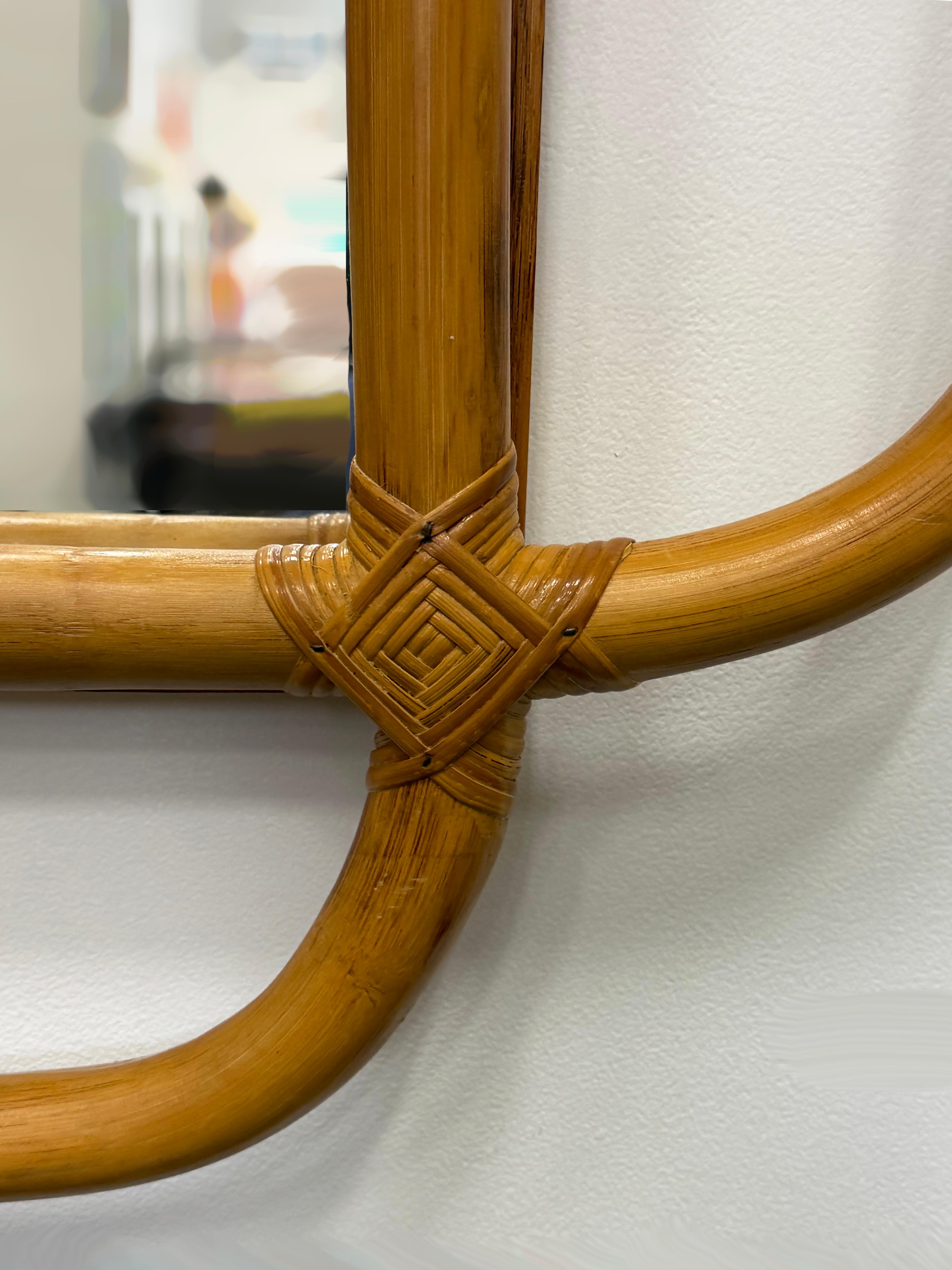Espejo de pared de ratán curvado de estilo costero moderno de mediados de siglo Moderno de mediados de siglo en venta