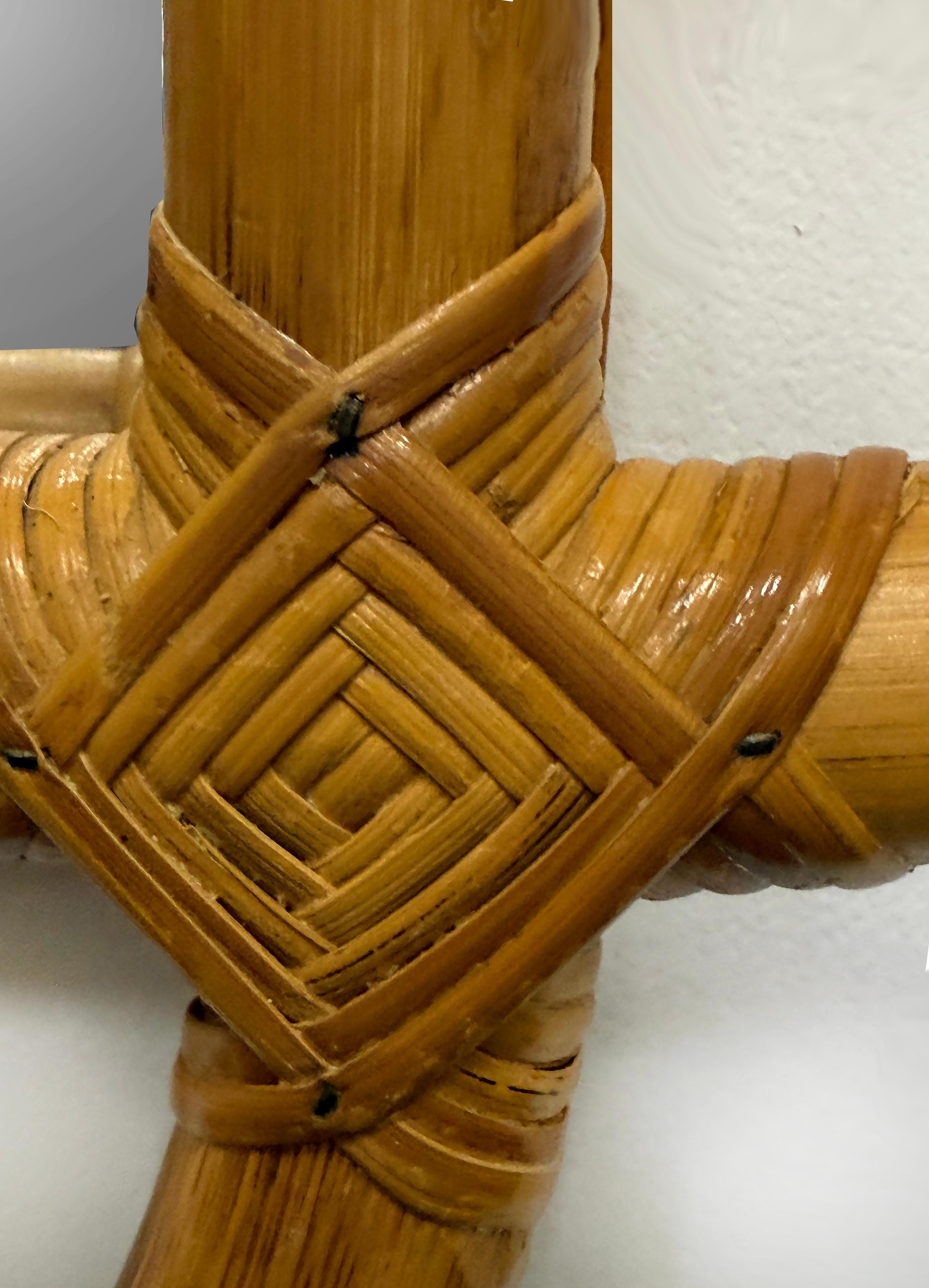 Espejo de pared de ratán curvado de estilo costero moderno de mediados de siglo Estadounidense en venta