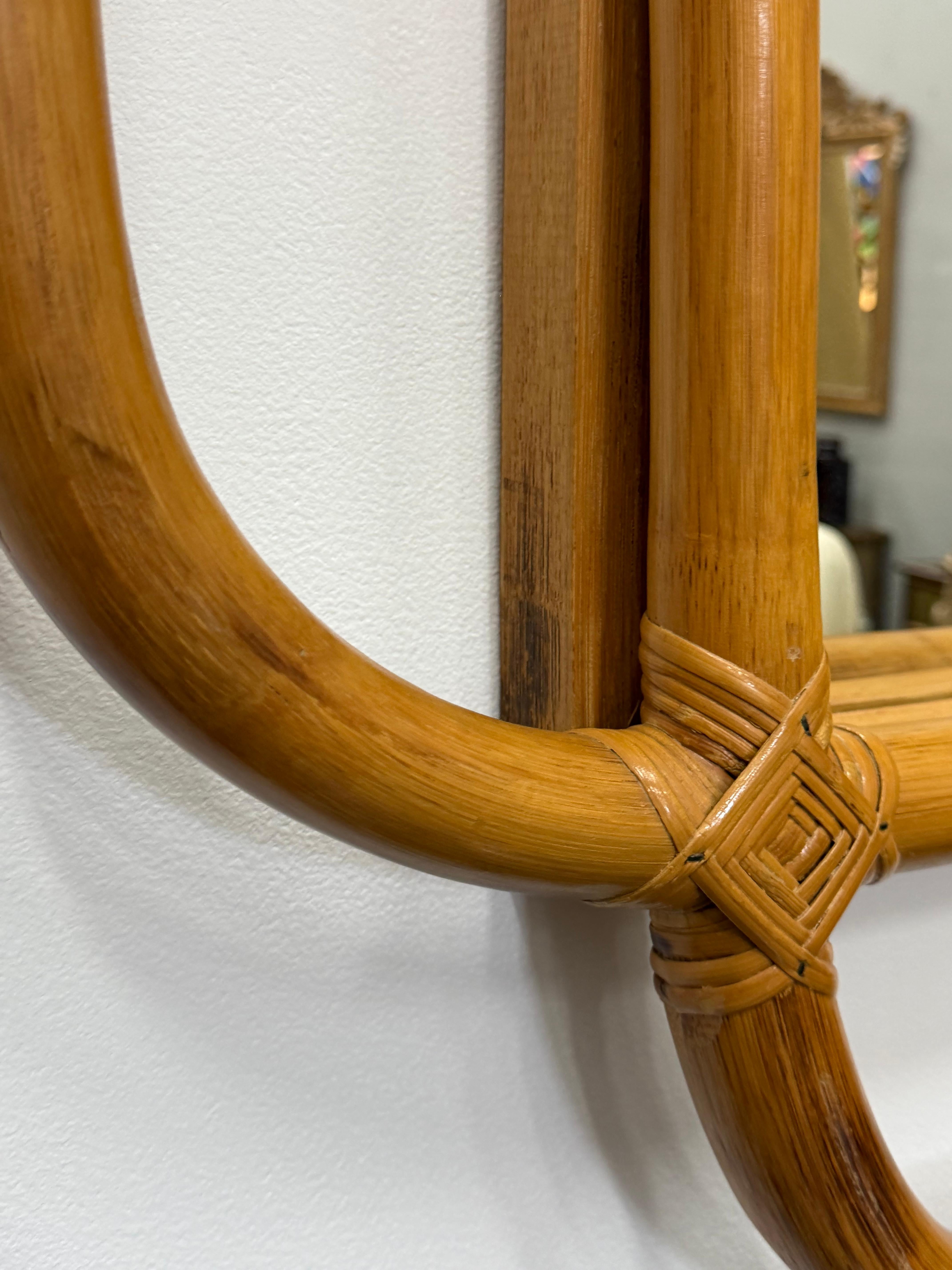 Espejo de pared de ratán curvado de estilo costero moderno de mediados de siglo en Bueno estado para la venta en Miami, FL