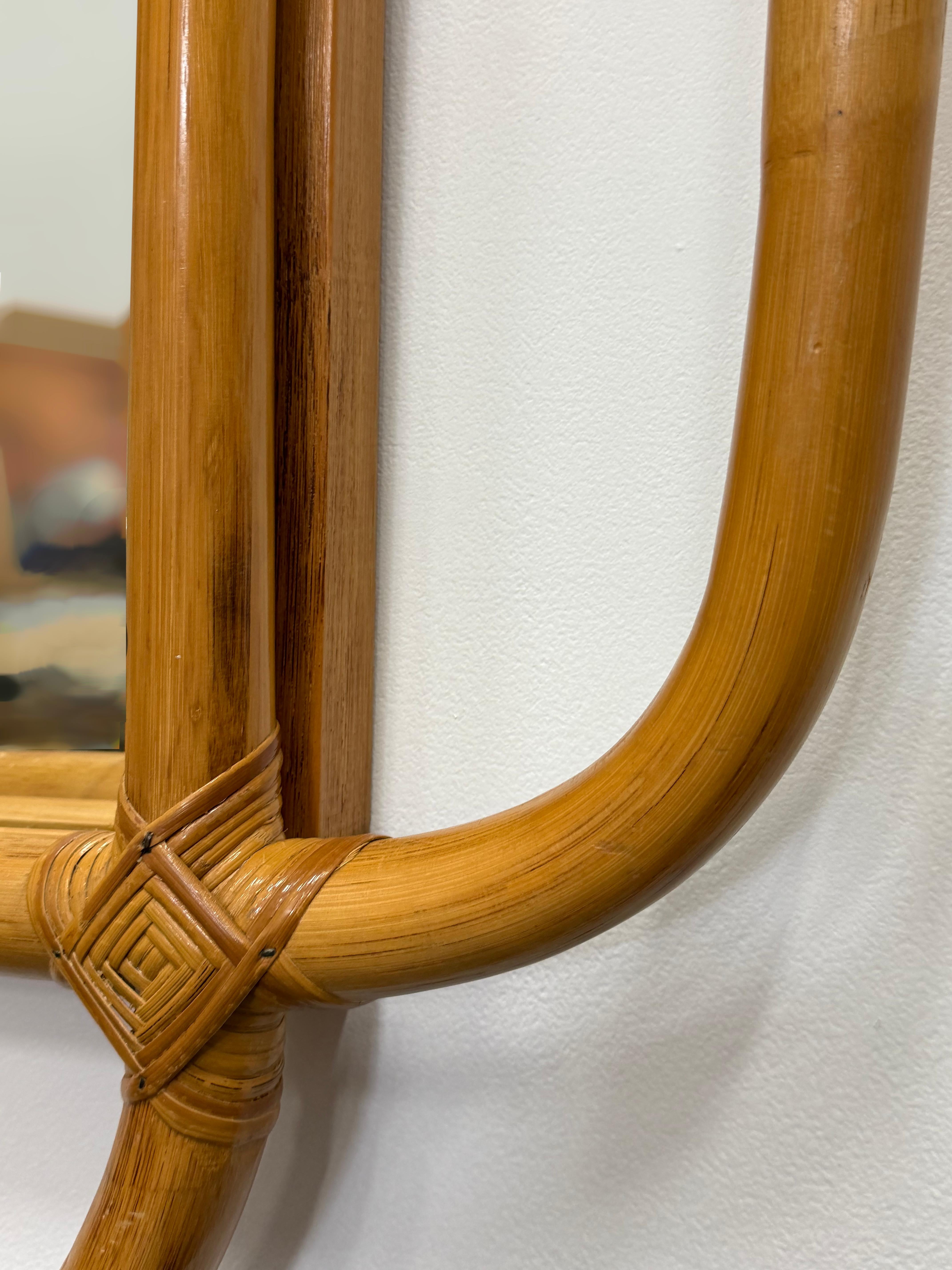 Espejo de pared de ratán curvado de estilo costero moderno de mediados de siglo mediados del siglo XX en venta