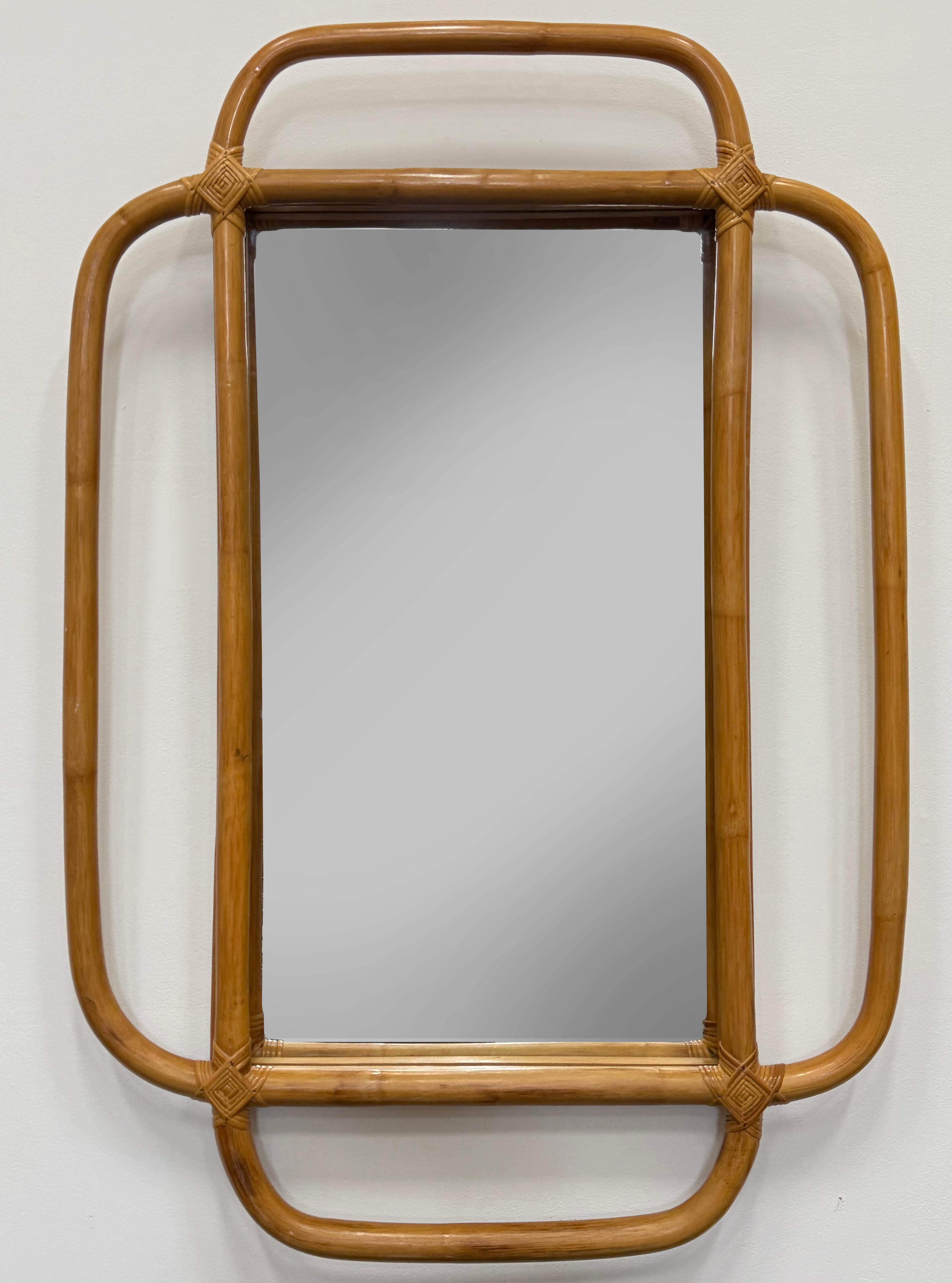 Espejo de pared de ratán curvado de estilo costero moderno de mediados de siglo Ratán en venta