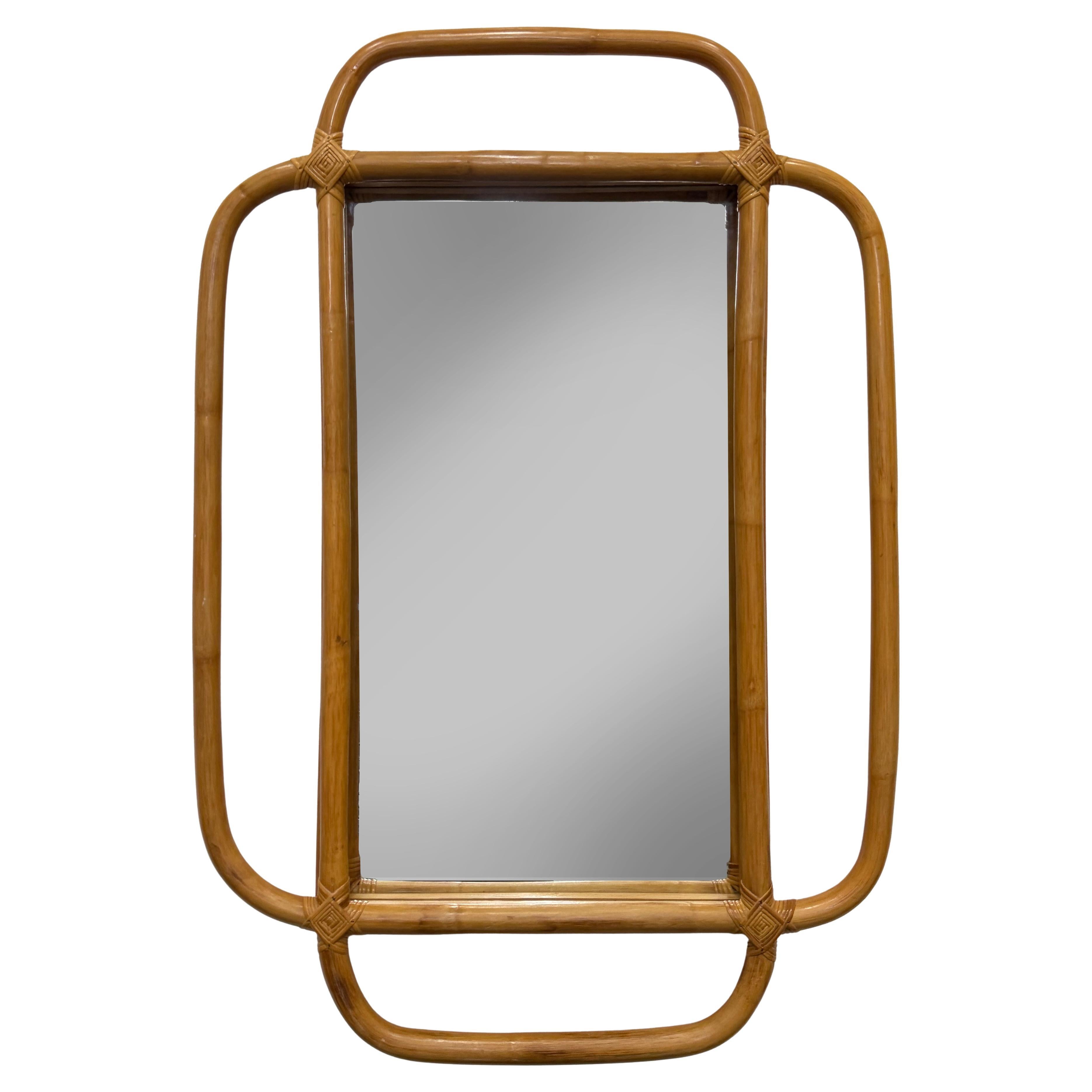 Espejo de pared de ratán curvado de estilo costero moderno de mediados de siglo en venta