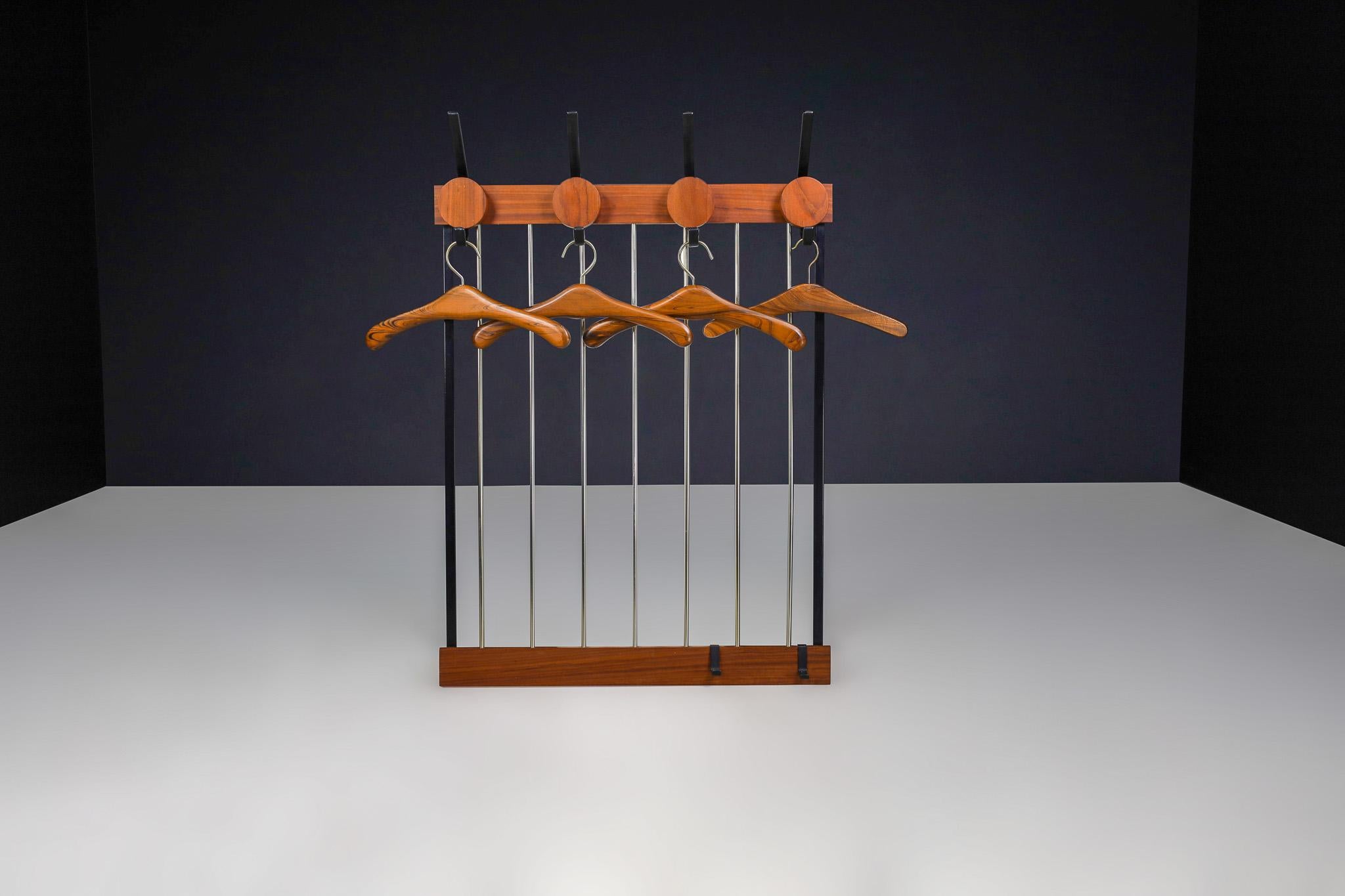 Mid-Century Modern Coat Rack in Black Steel and Teak, Germany 1960s

This elegant mid-century modern coat rack blends minimalist design with warm natural materials. Manufactured in Germany, it features a sleek black steel frame complemented by
