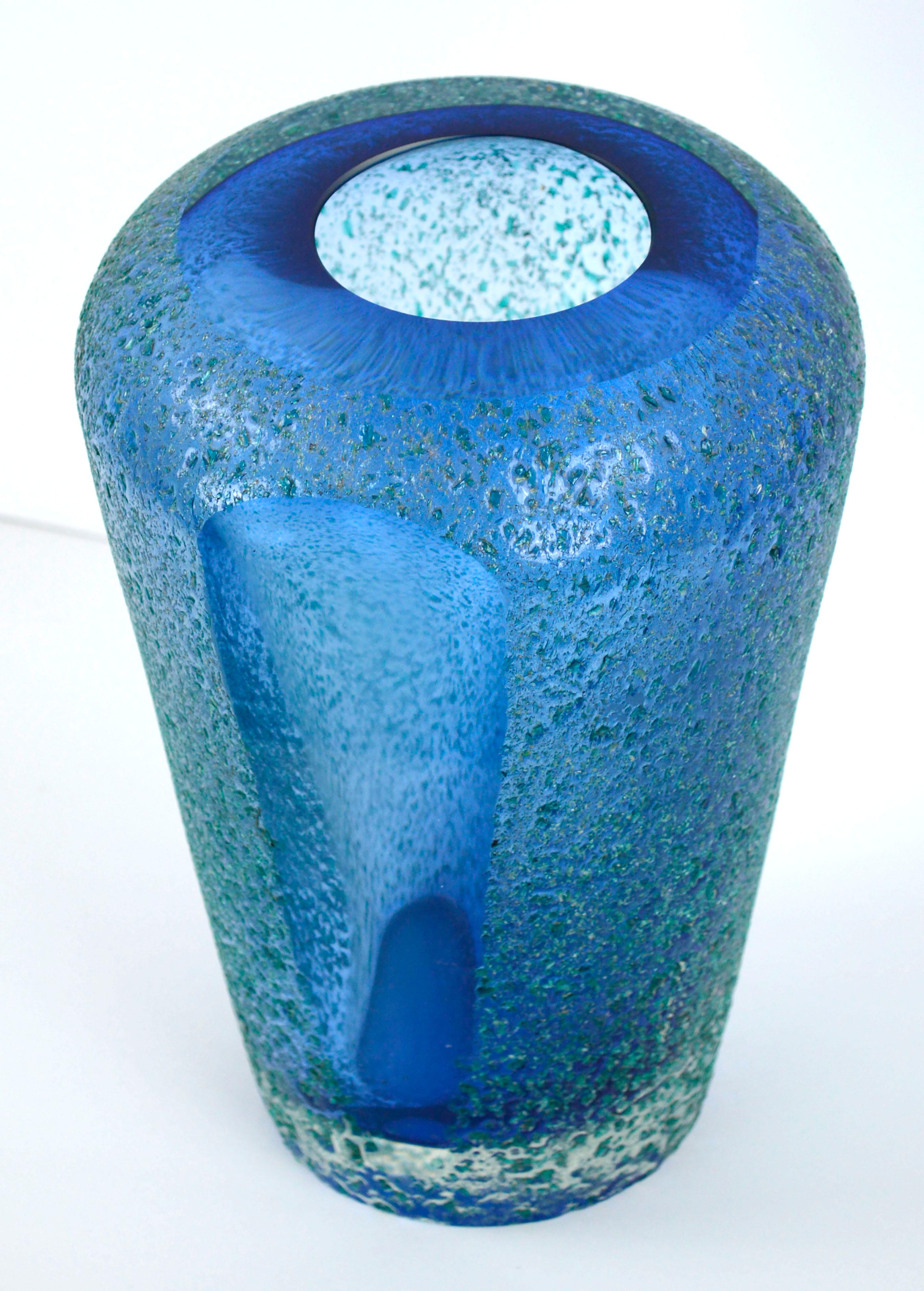 Mid-Century Modern Cobalt & Azure Blue Murano Sommerso Textured Glass Vase 

Striking and substantial mid-Century modern Murano Sommerso glass vase, in brilliant cobalt and azure blue, with a textured surface contrasting from a smooth polished front