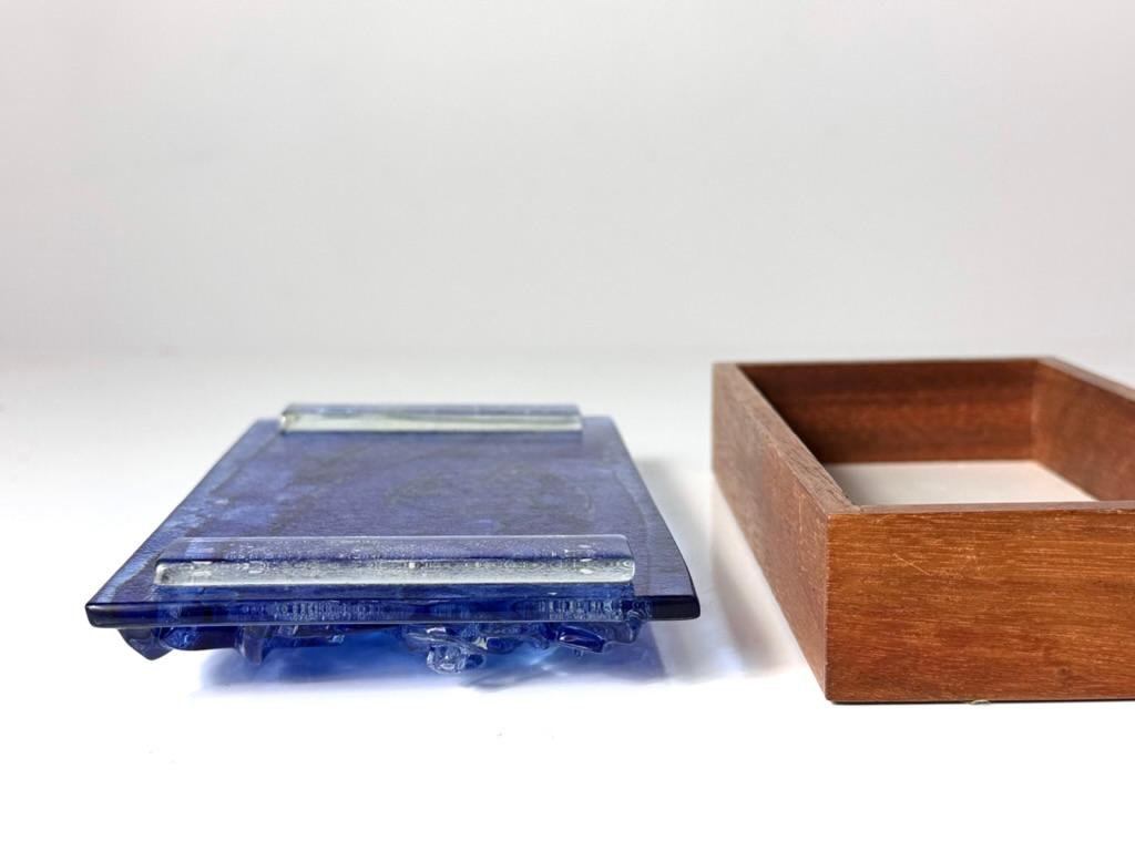 Caja de baratijas de teca con vidrio fundido azul cobalto de Robert Brown en venta 4