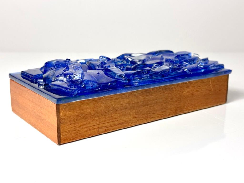Boîte à bijoux ou à bibelots à couvercle en verre de Robert W Brown, circa 1960
Construction en teck avec plateau en verre fusionné sculptural bleu cobalt

8