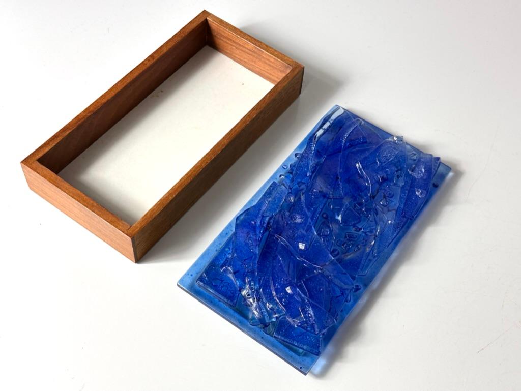 Caja de baratijas de teca con vidrio fundido azul cobalto de Robert Brown Estadounidense en venta