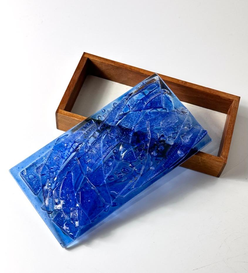 Mid Century Modern Cobalt Blue Fused Glass Teak Trinket Box by Robert Brown In Good Condition For Sale In Troy, MI