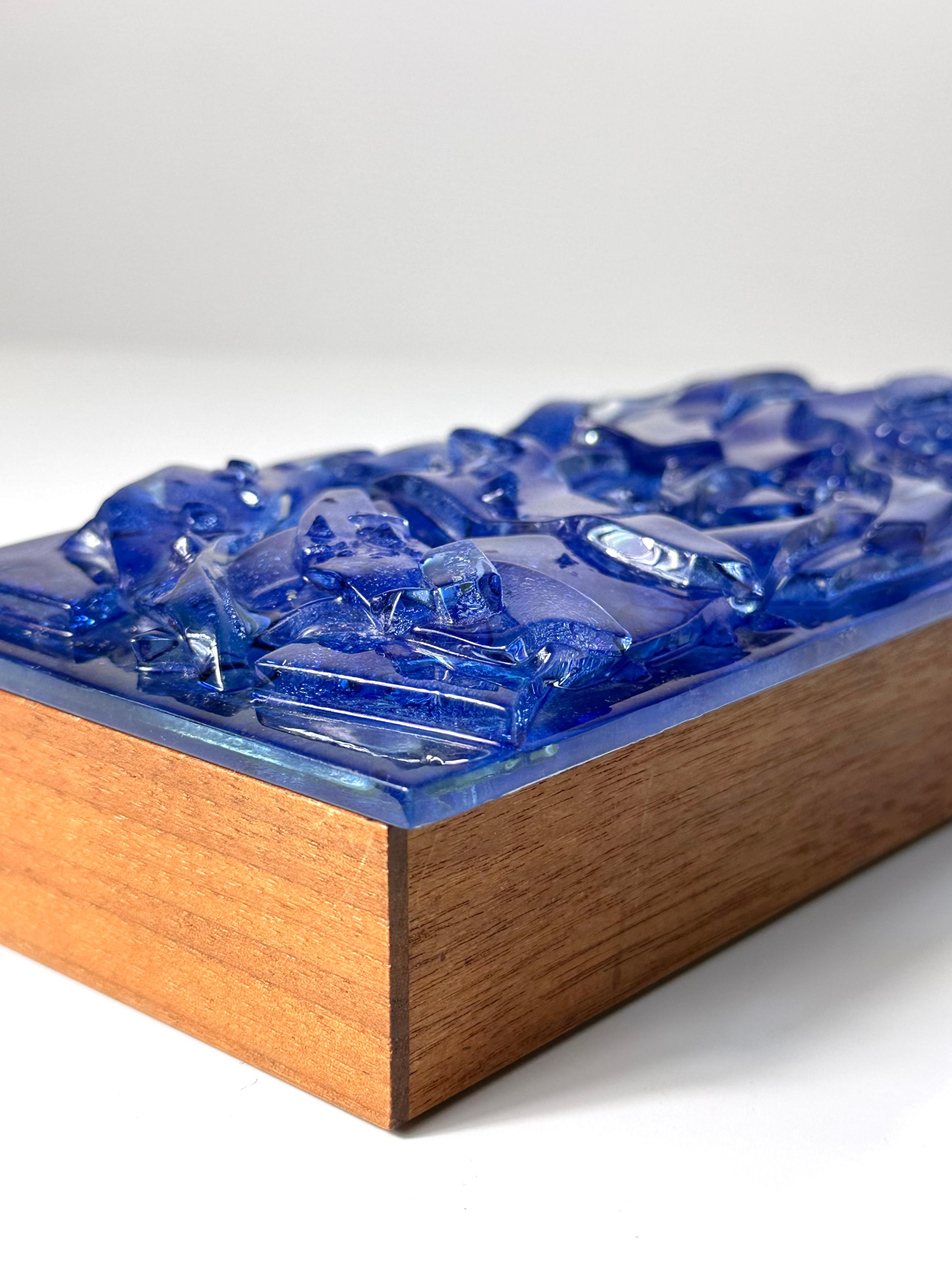 Caja de baratijas de teca con vidrio fundido azul cobalto de Robert Brown mediados del siglo XX en venta