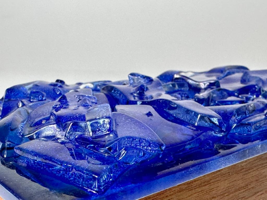 Caja de baratijas de teca con vidrio fundido azul cobalto de Robert Brown Vidrio artístico en venta