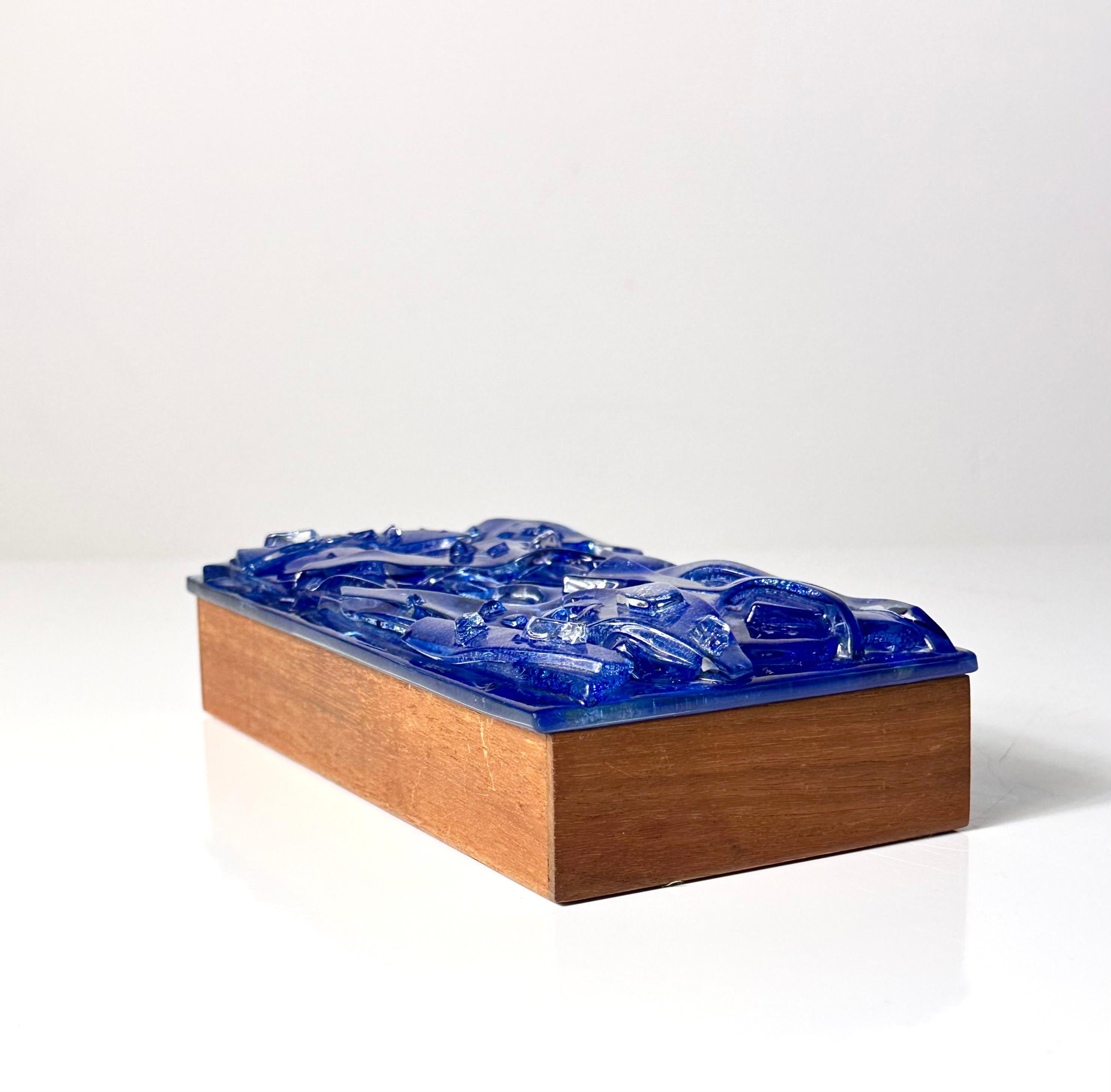 Caja de baratijas de teca con vidrio fundido azul cobalto de Robert Brown en venta 2