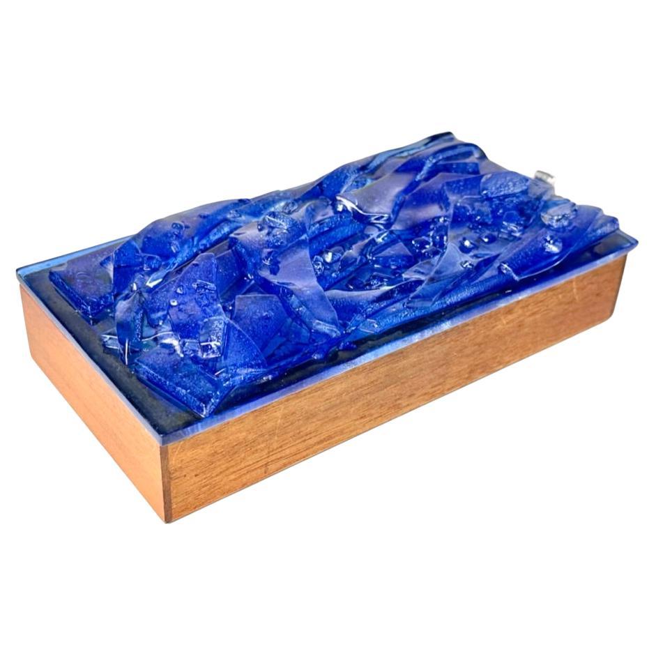 Caja de baratijas de teca con vidrio fundido azul cobalto de Robert Brown en venta