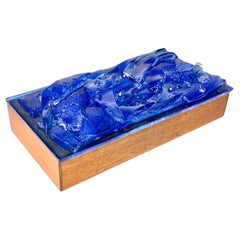 Caja de baratijas de teca con vidrio fundido azul cobalto de Robert Brown
