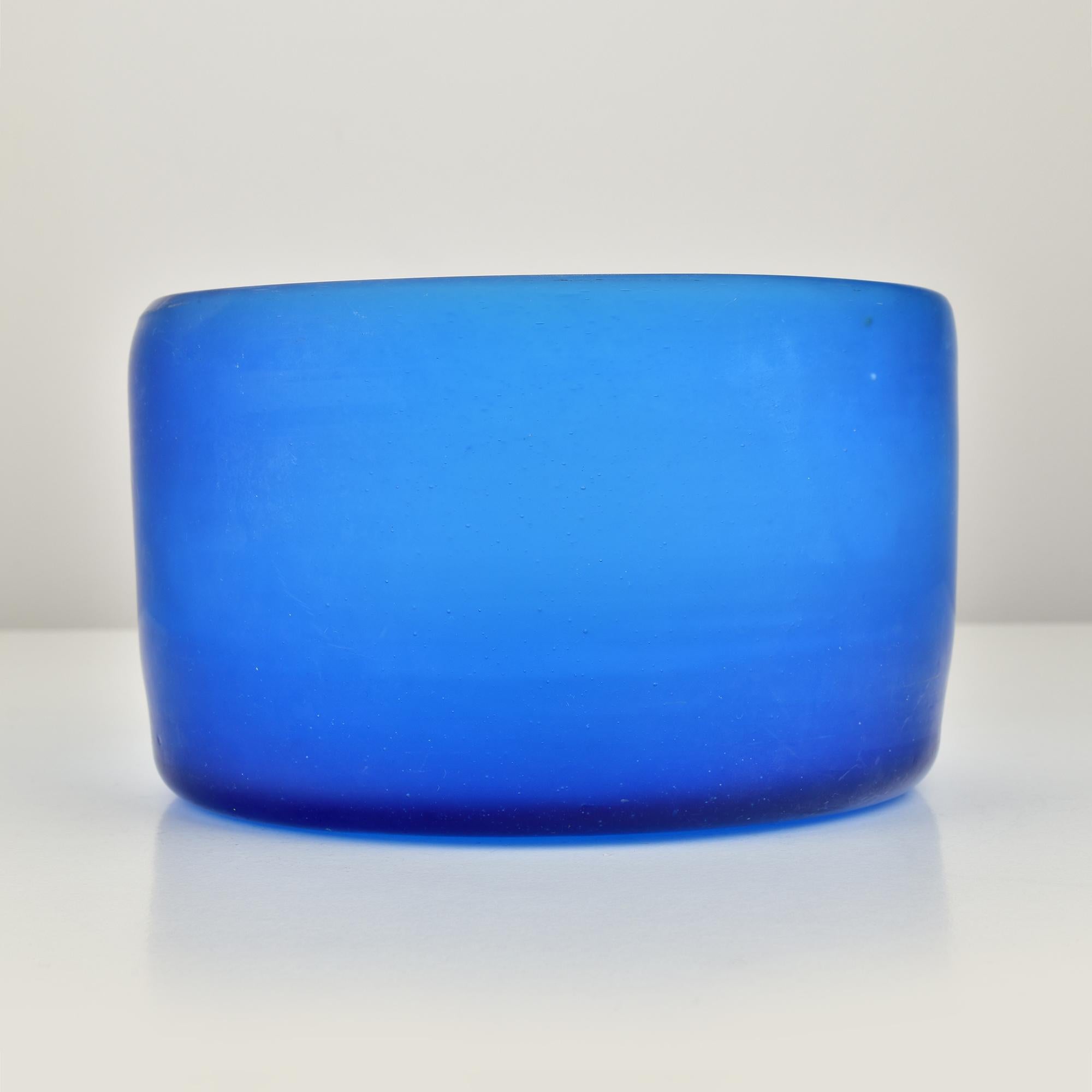 Hand-Crafted Mid-Century Modern Cobalt Blue Scavo Glass Bowl by Cenedese Murano Italy For Sale