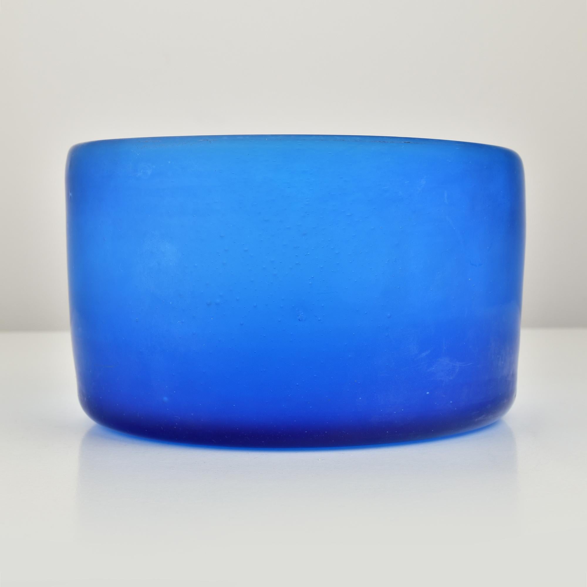 Mid-Century Modern Cobalt Blue Scavo Glass Bowl by Cenedese Murano Italy In Good Condition For Sale In Bad Säckingen, DE