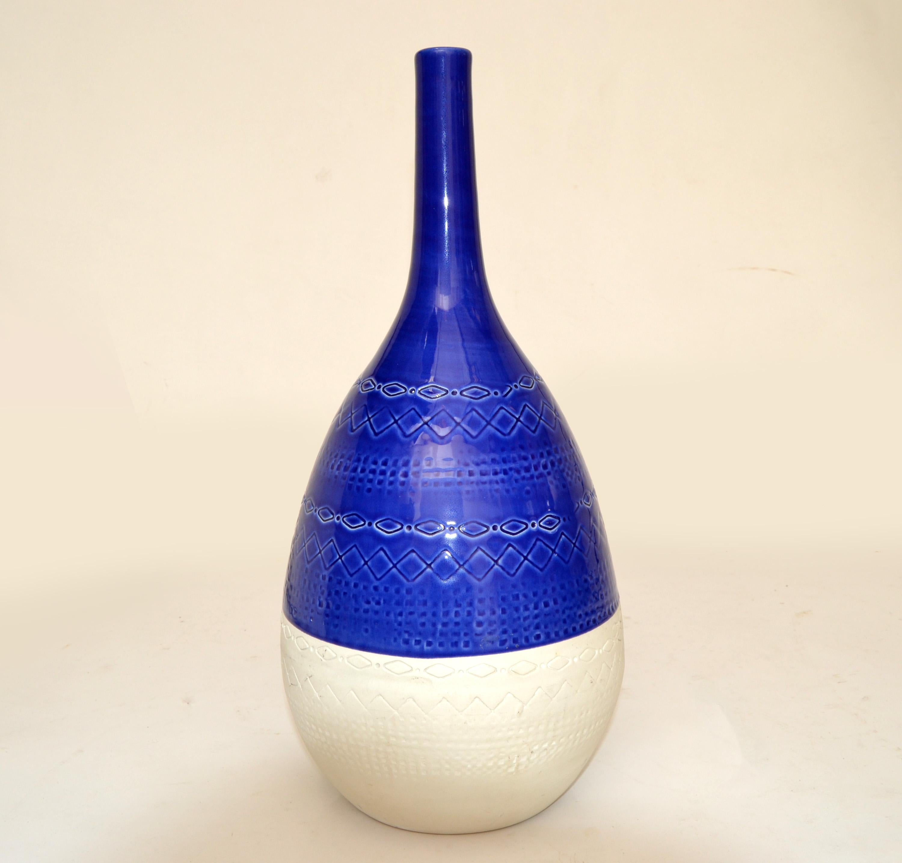Vaso, recipiente, decanter in ceramica smaltata blu cobalto e bianco grezzo, nello stile di Bitossi, Italia.
Marchio di fabbrica sottostante, Made in Italy Ceramiche Tadinate.

A-842-335
 