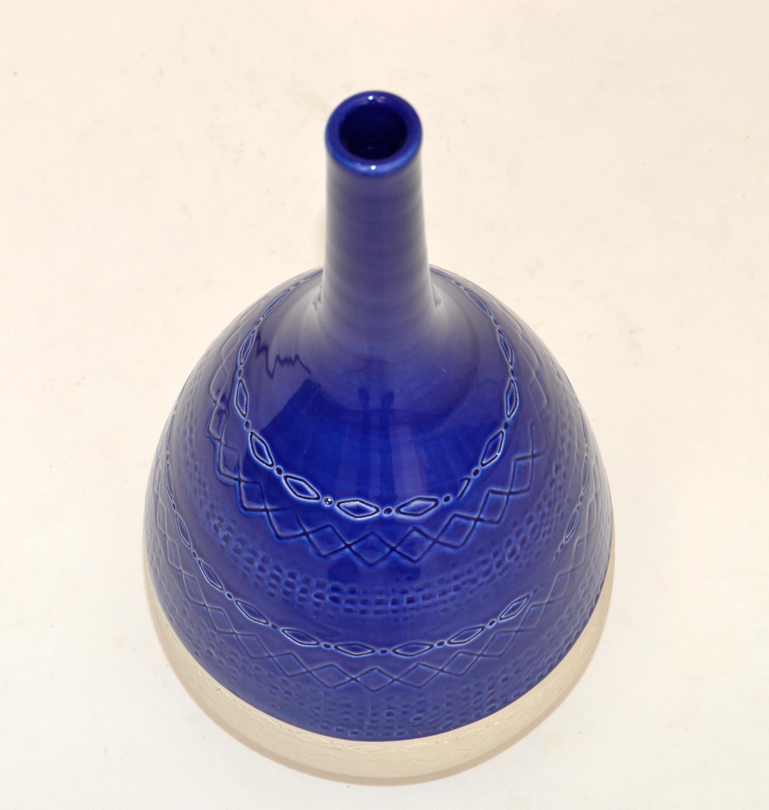 Moderne kobaltblaue und weiße Bitossi-Keramikvase im Bitossi-Stil aus der Mitte des Jahrhunderts, Italien (Moderne der Mitte des Jahrhunderts) im Angebot