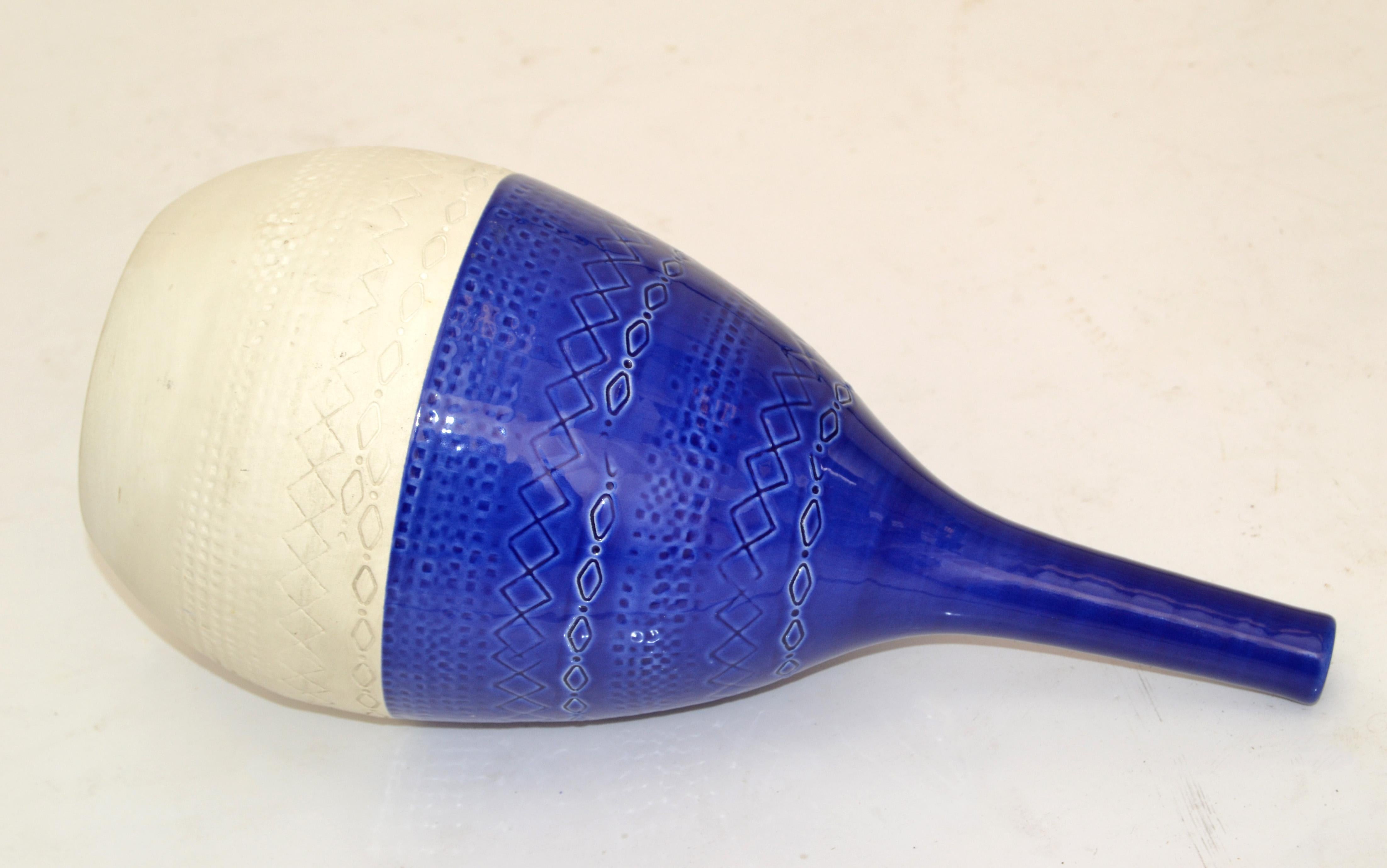 Glazed Mid-Century Modern Cobalt Blue & White Bitossi Style Ceramic Tadinate Vase Italy For Sale