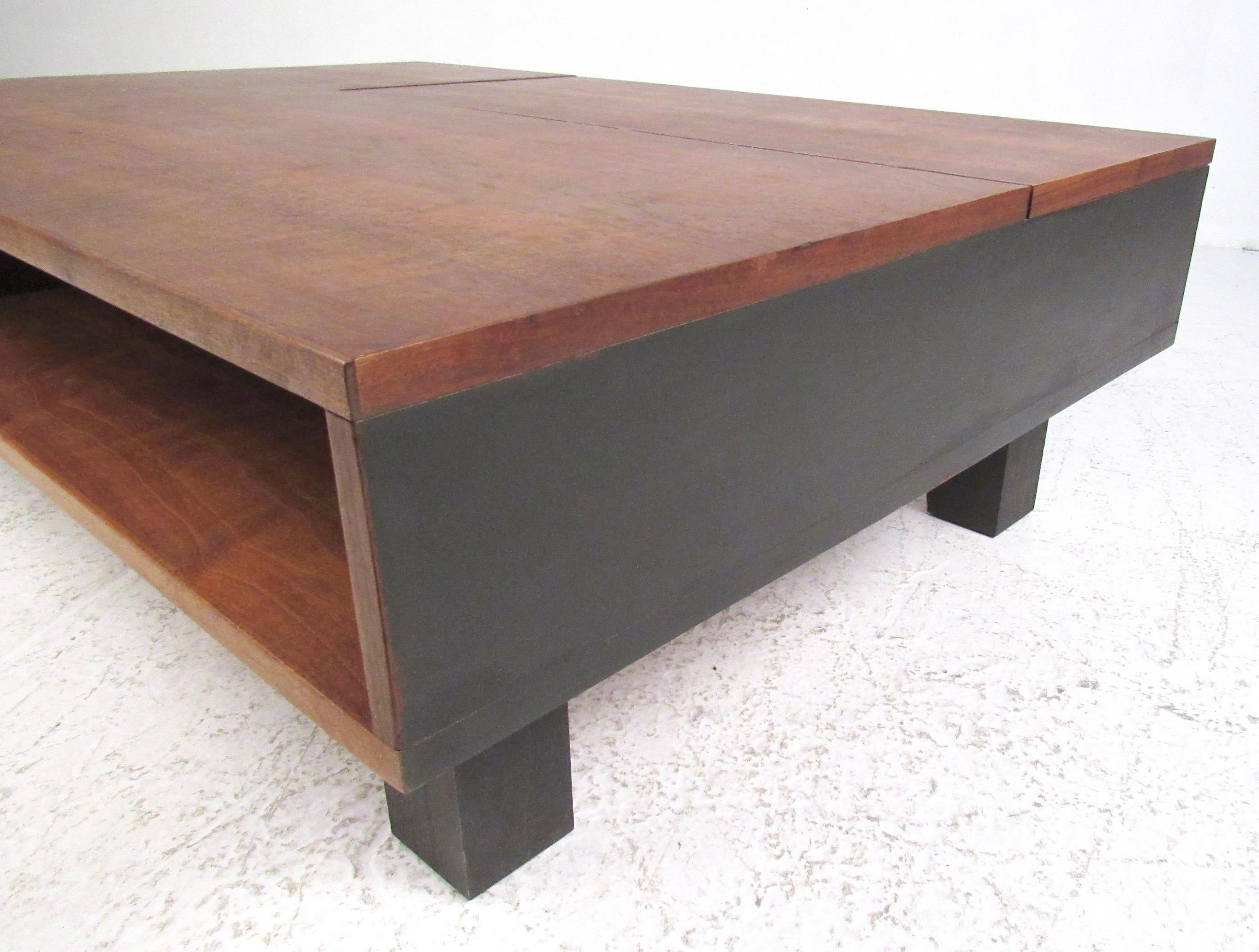 Mid-Century Modern Cocktail Table by Drexel For Sale 1