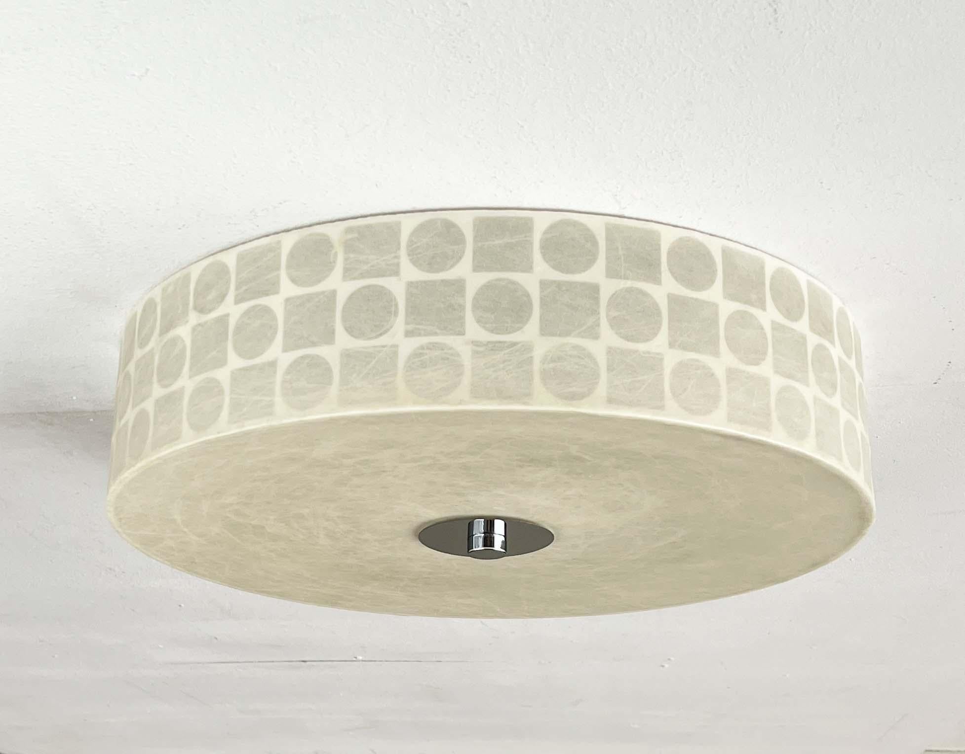 Gran lámpara de techo tipo capullo de mediados de siglo con un dibujo característico del fabricante alemán Goldkant, basada en un diseño de Friedel Wauer de los años 60.

La lámpara consiste en un cilindro plano que se monta directamente bajo el