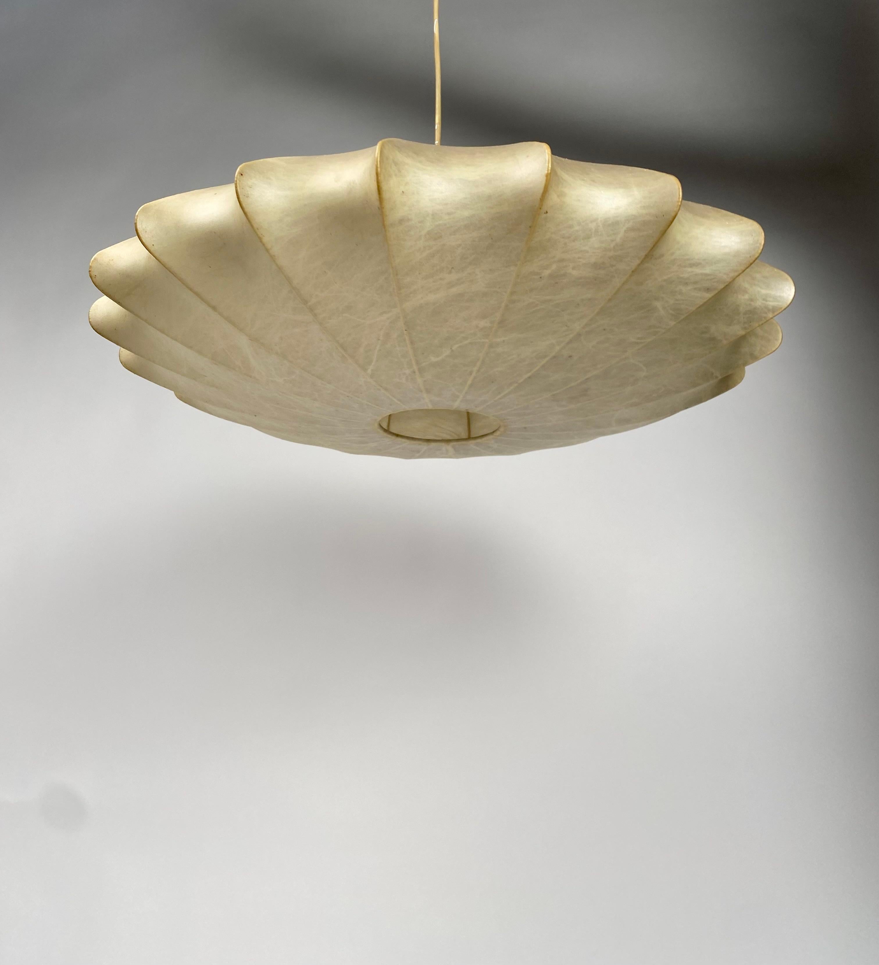 Mid-Century chandelier in Cocoon, Italian production, in the style of Achille and Piergiacomo Castiglioni.

It is a very original suspension lamp in shape, which well represents the imagination and refinement of 1960s Italian design. Very suitable