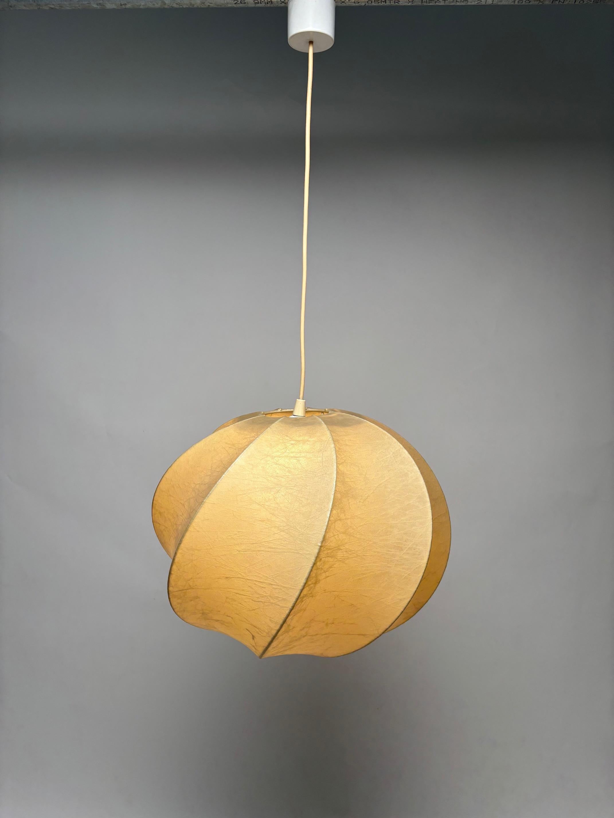 Lustre du milieu du siècle en cocon, de fabrication italienne, dans le style d'Achille et Piergiacomo Castiglioni.

Il s'agit d'une suspension très originale dans sa forme, qui représente bien l'imagination et le raffinement du design italien des
