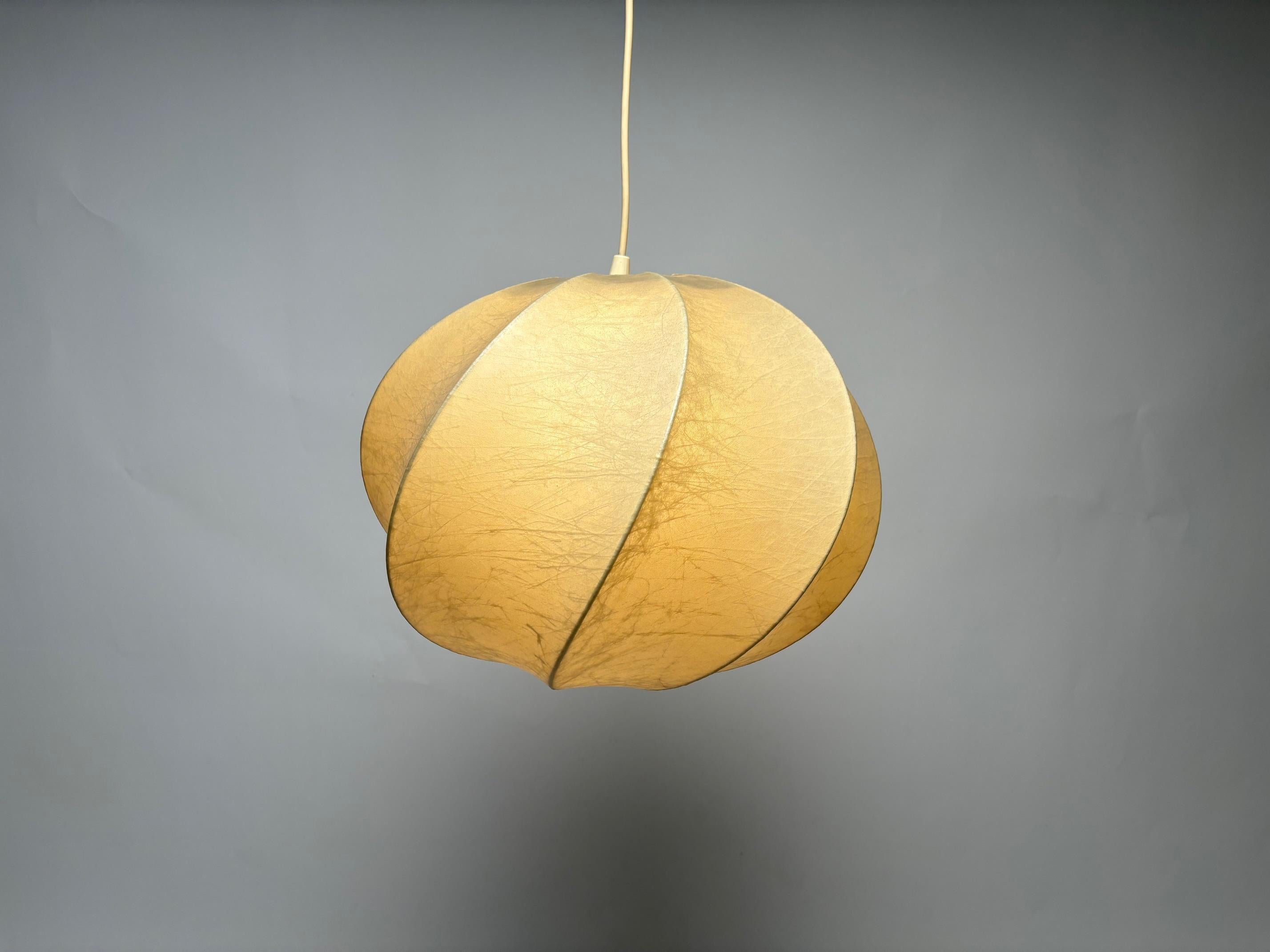 Mid-Century Modern Lampe à suspension cocon moderne mi-siècle, années 1960, Italie en vente