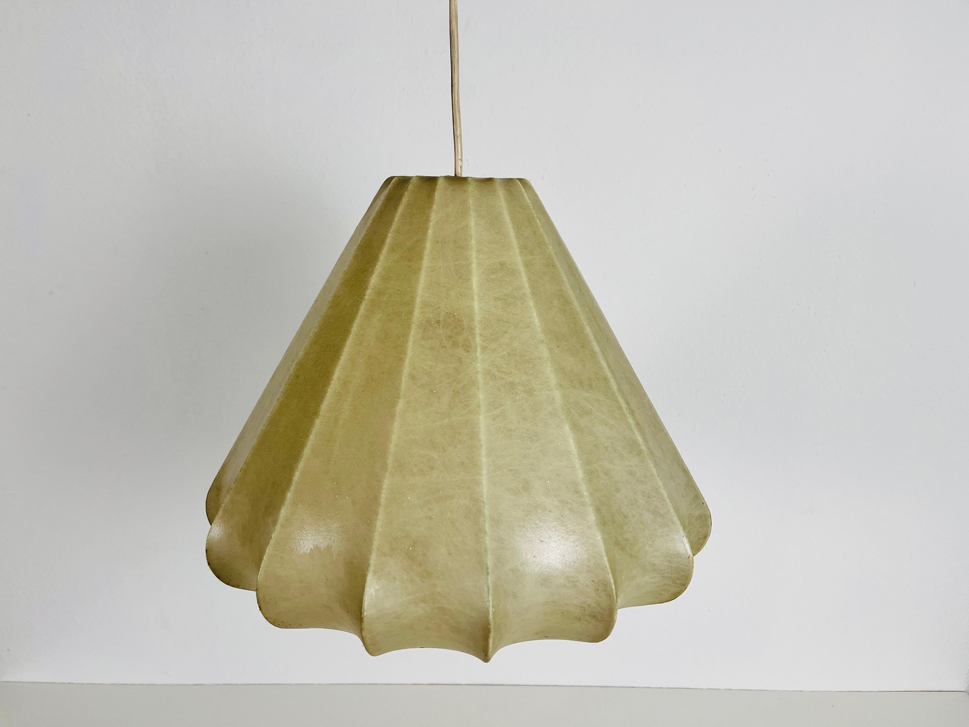 Mid-Century Modern Cocoon Pendant Light, 1960s, Italy In Good Condition For Sale In Hagenbach, DE