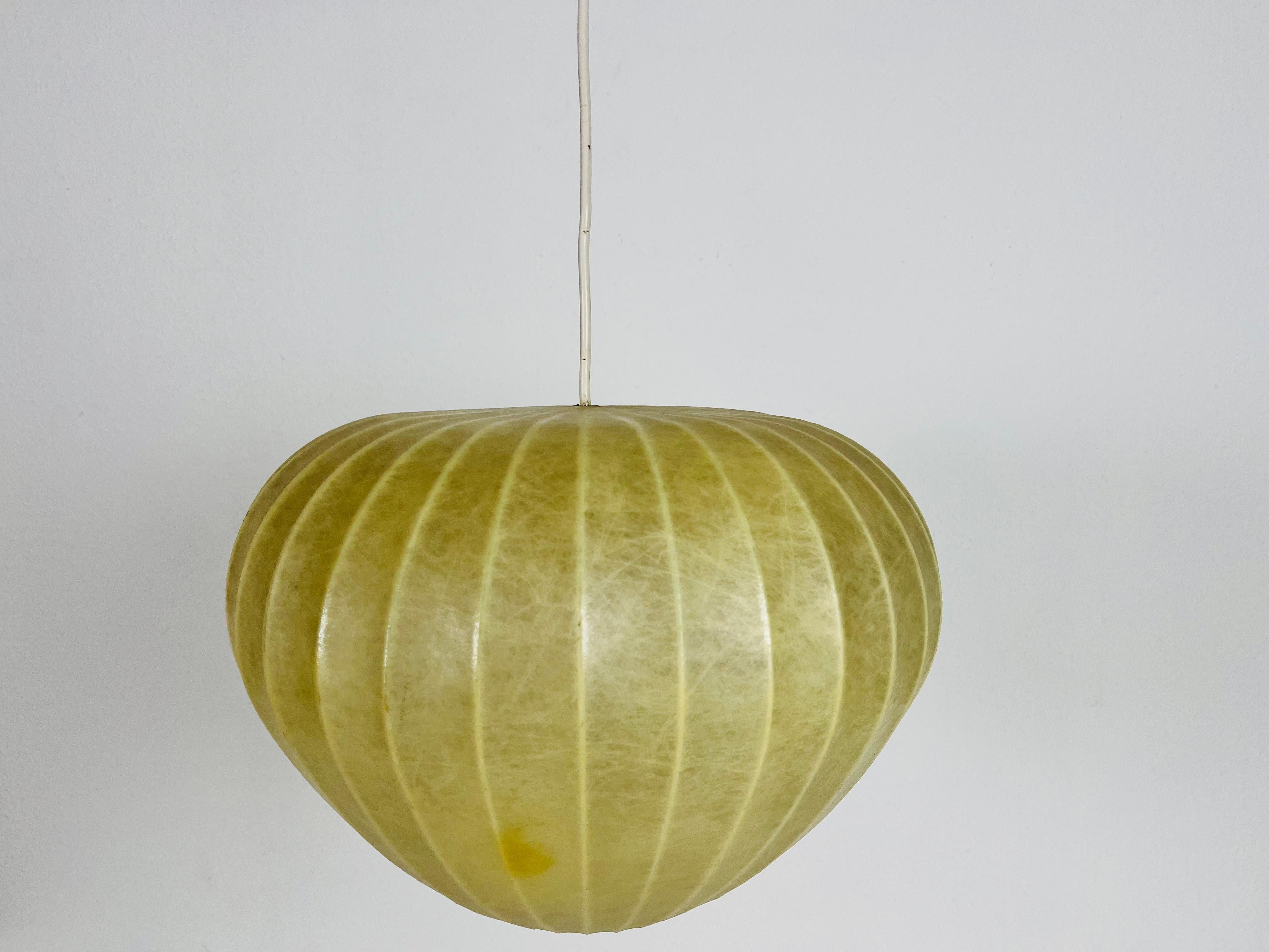 Mid-Century Modern Cocoon Pendant Light, 1960s, Italy In Good Condition For Sale In Hagenbach, DE