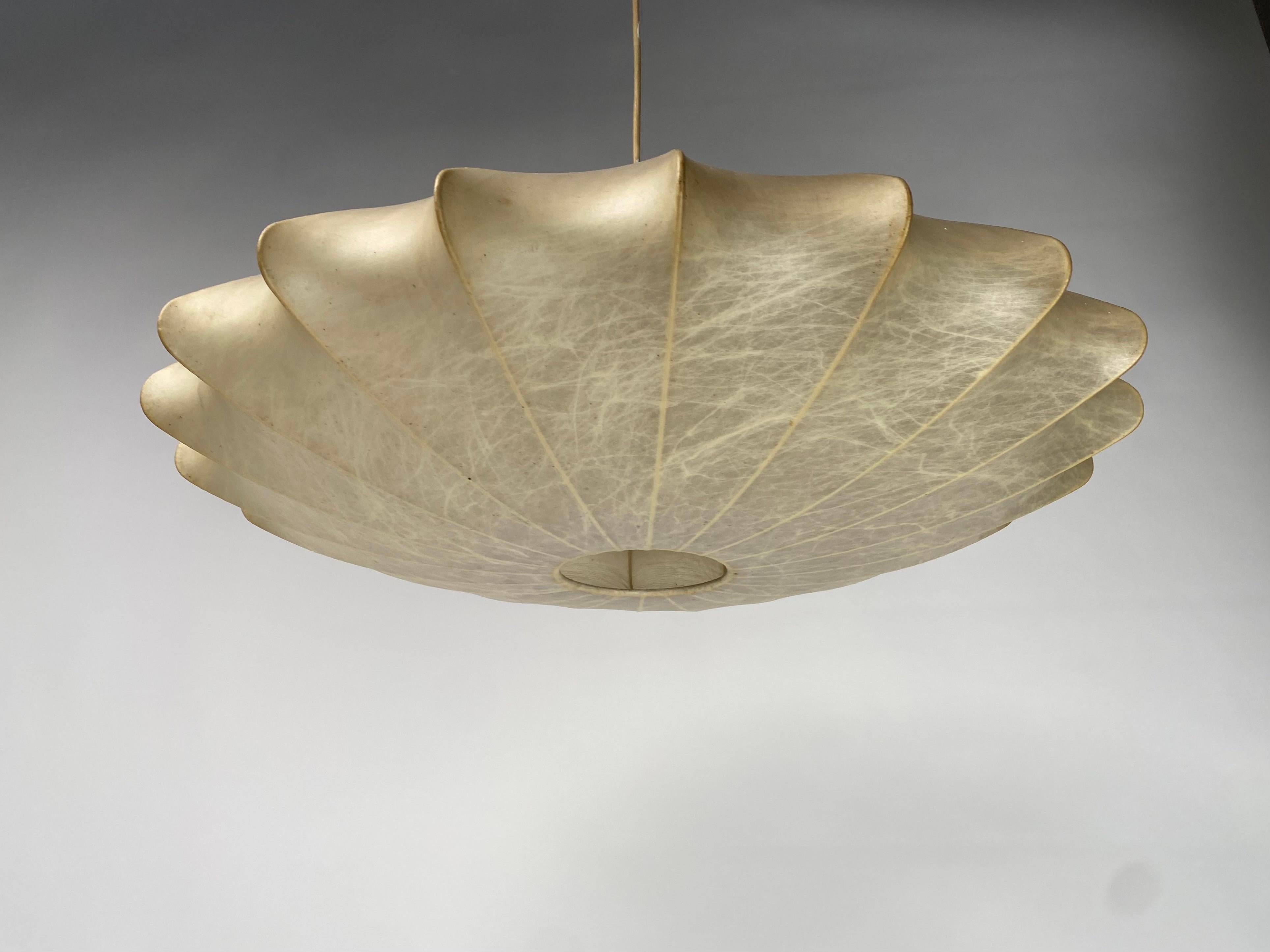 Mid-Century Modern Cocoon Pendant Light, 1960s, Italy In Good Condition For Sale In Argelato, BO