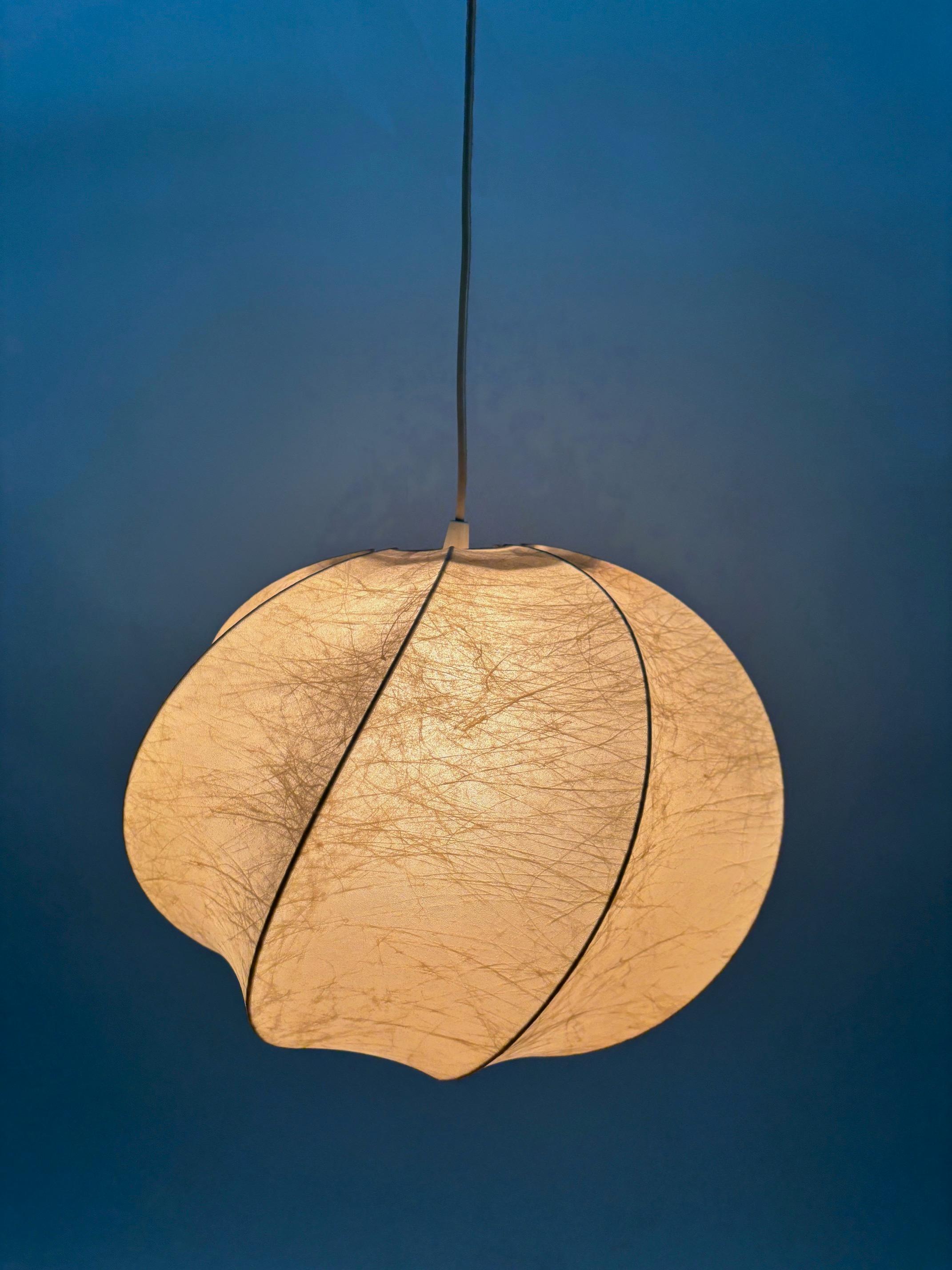 italien Lampe à suspension cocon moderne mi-siècle, années 1960, Italie en vente