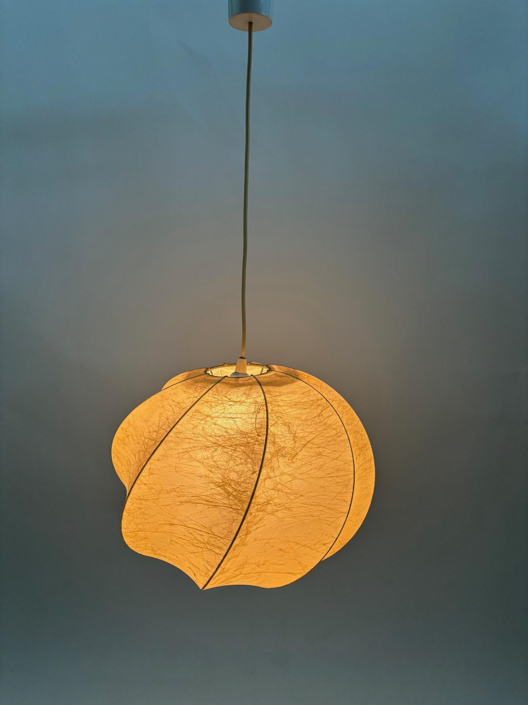 Lampe à suspension cocon moderne mi-siècle, années 1960, Italie Bon état - En vente à Argelato, BO
