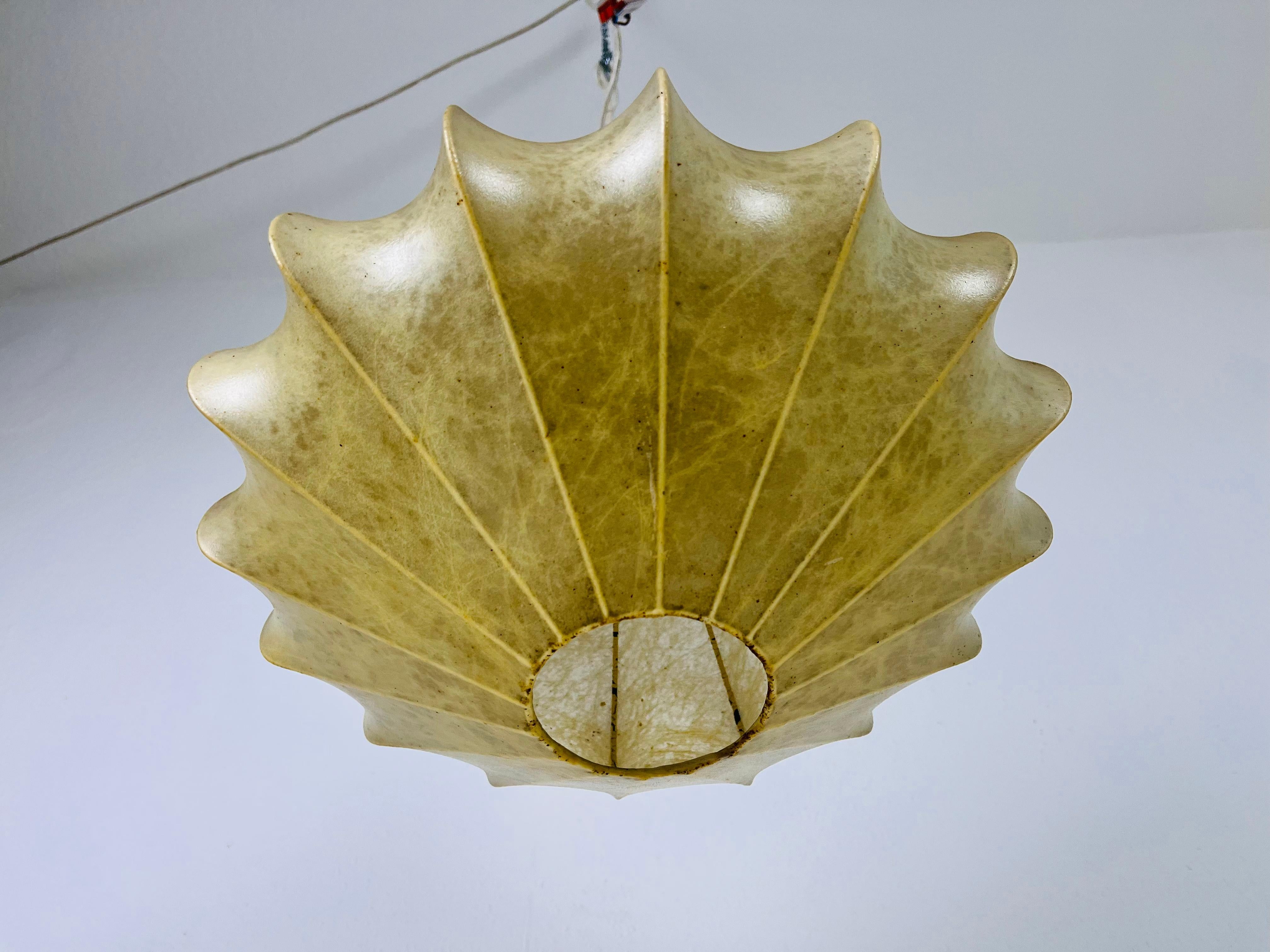 Mid-Century Modern Cocoon Pendant Light, 1960s, Italy For Sale 1