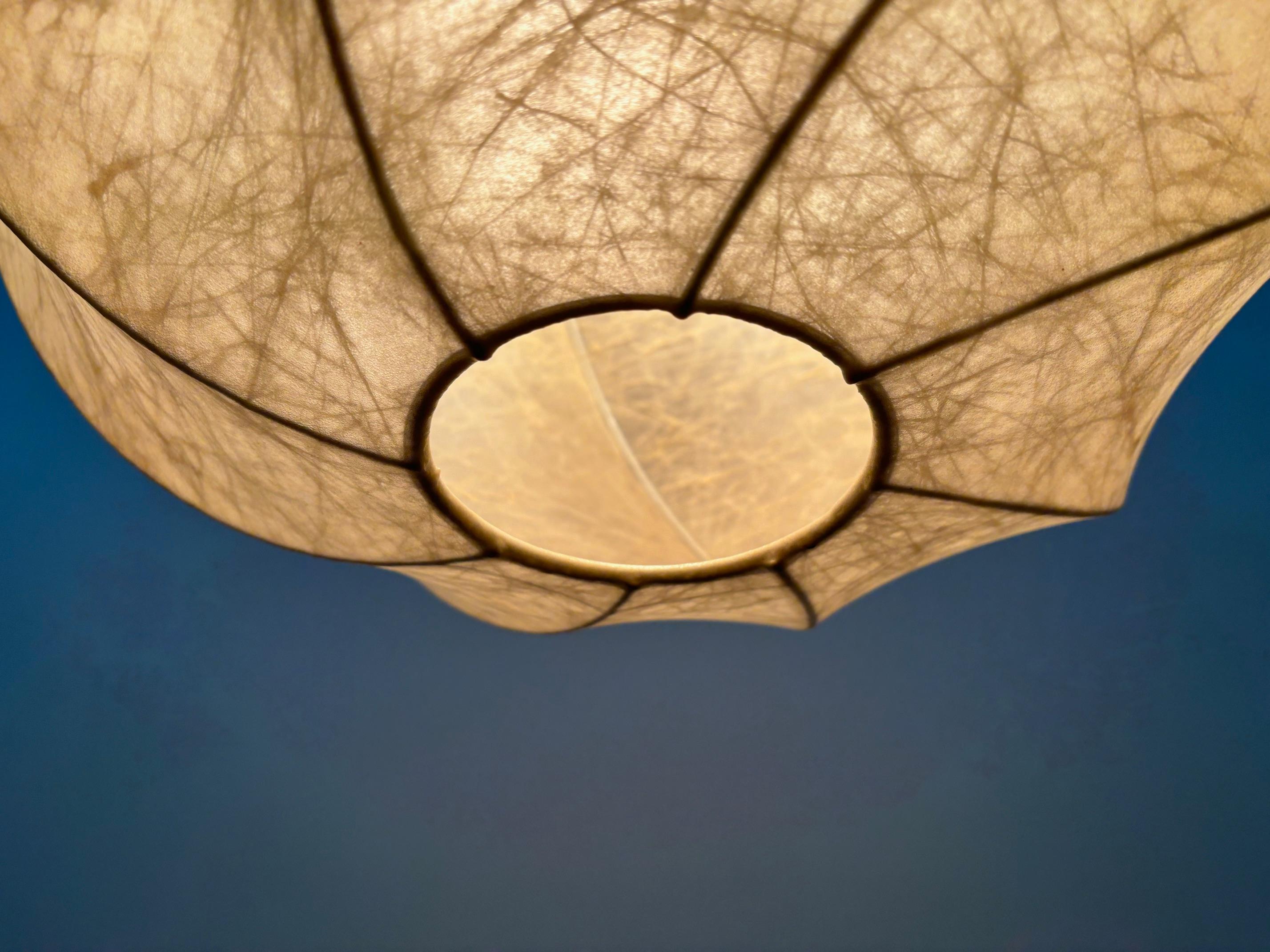 Métal Lampe à suspension cocon moderne mi-siècle, années 1960, Italie en vente