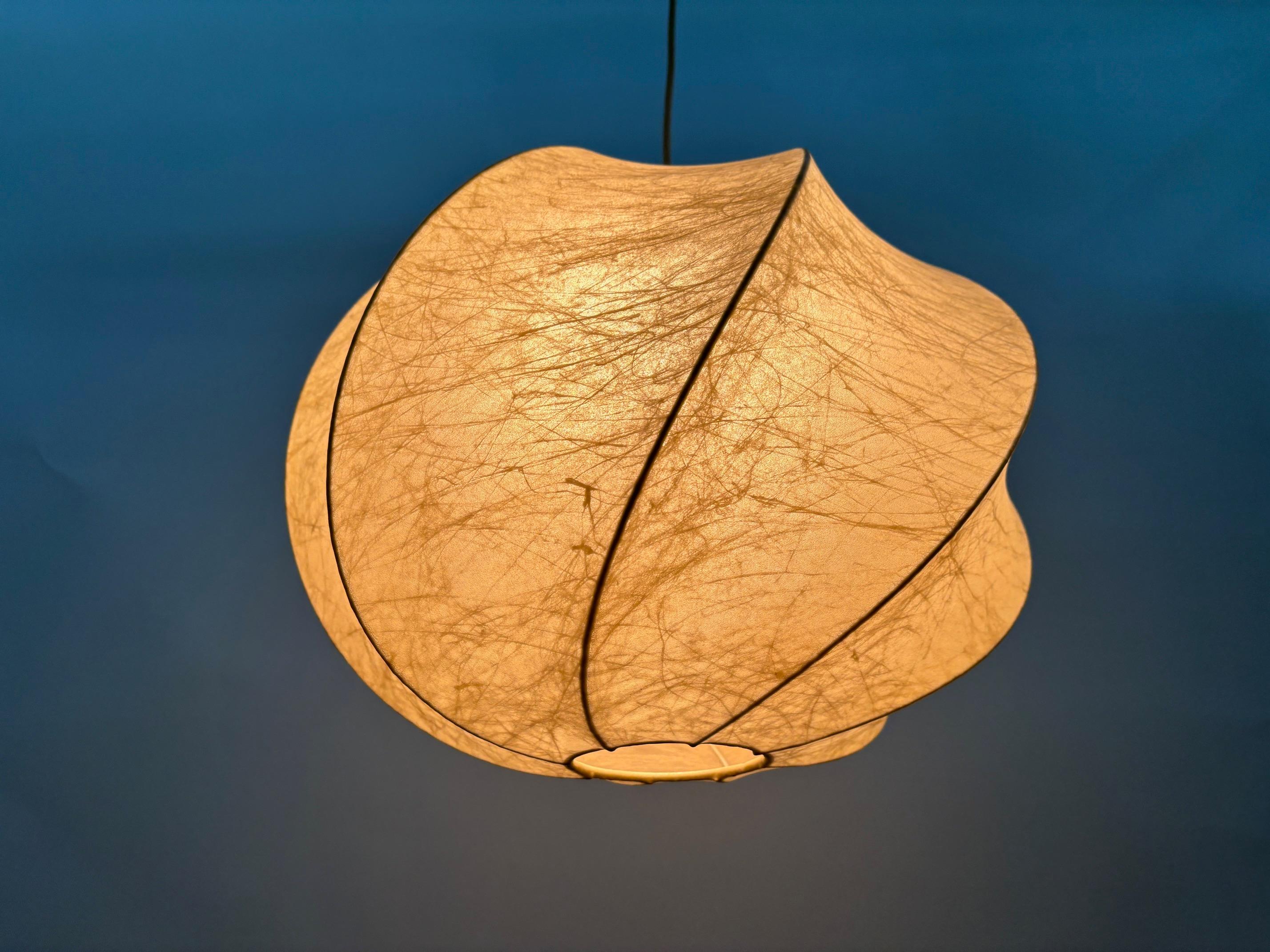 Lampe à suspension cocon moderne mi-siècle, années 1960, Italie en vente 2