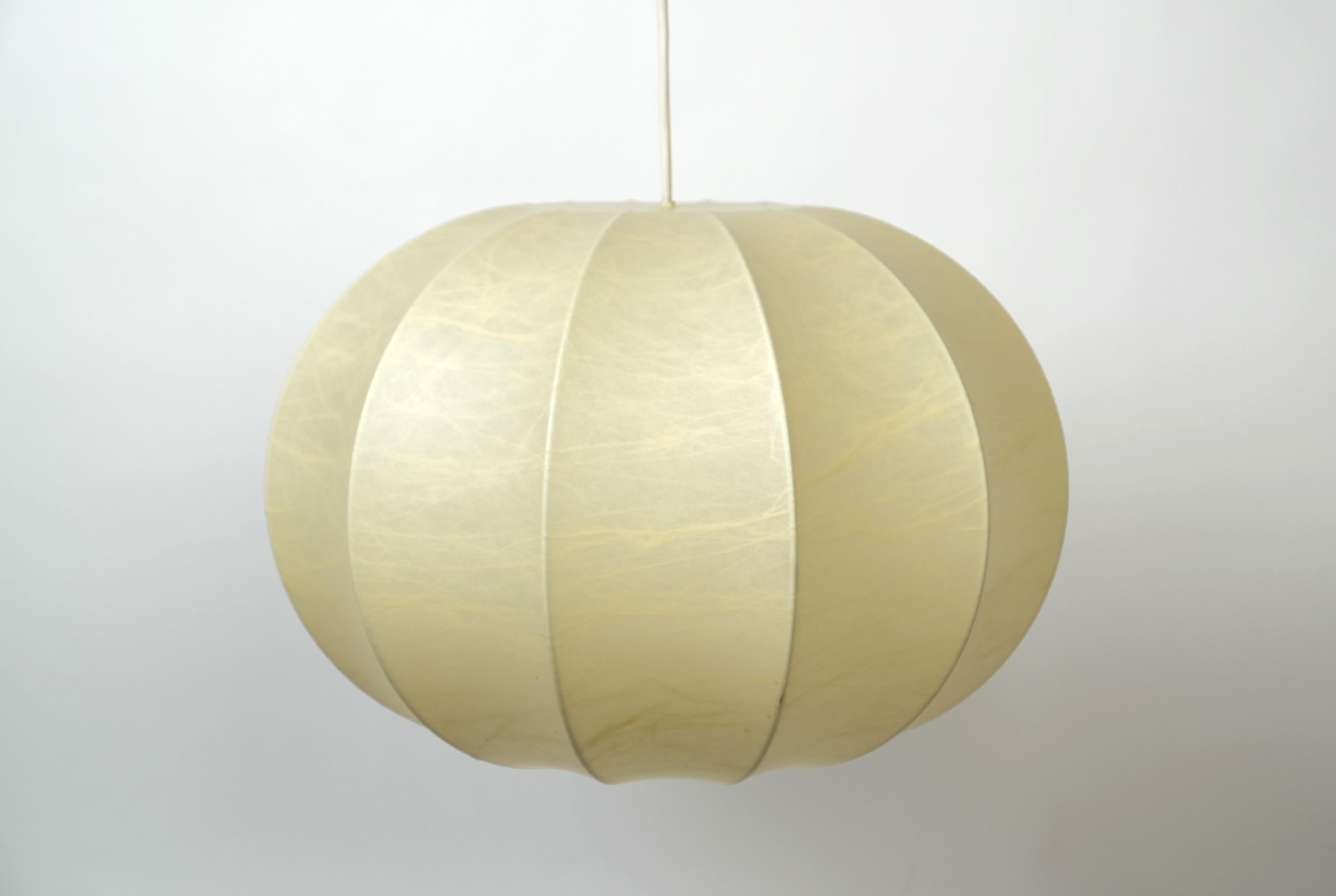 Métal Lampe pendante cocon moderne du milieu du siècle dernier, Italie, années 1960
