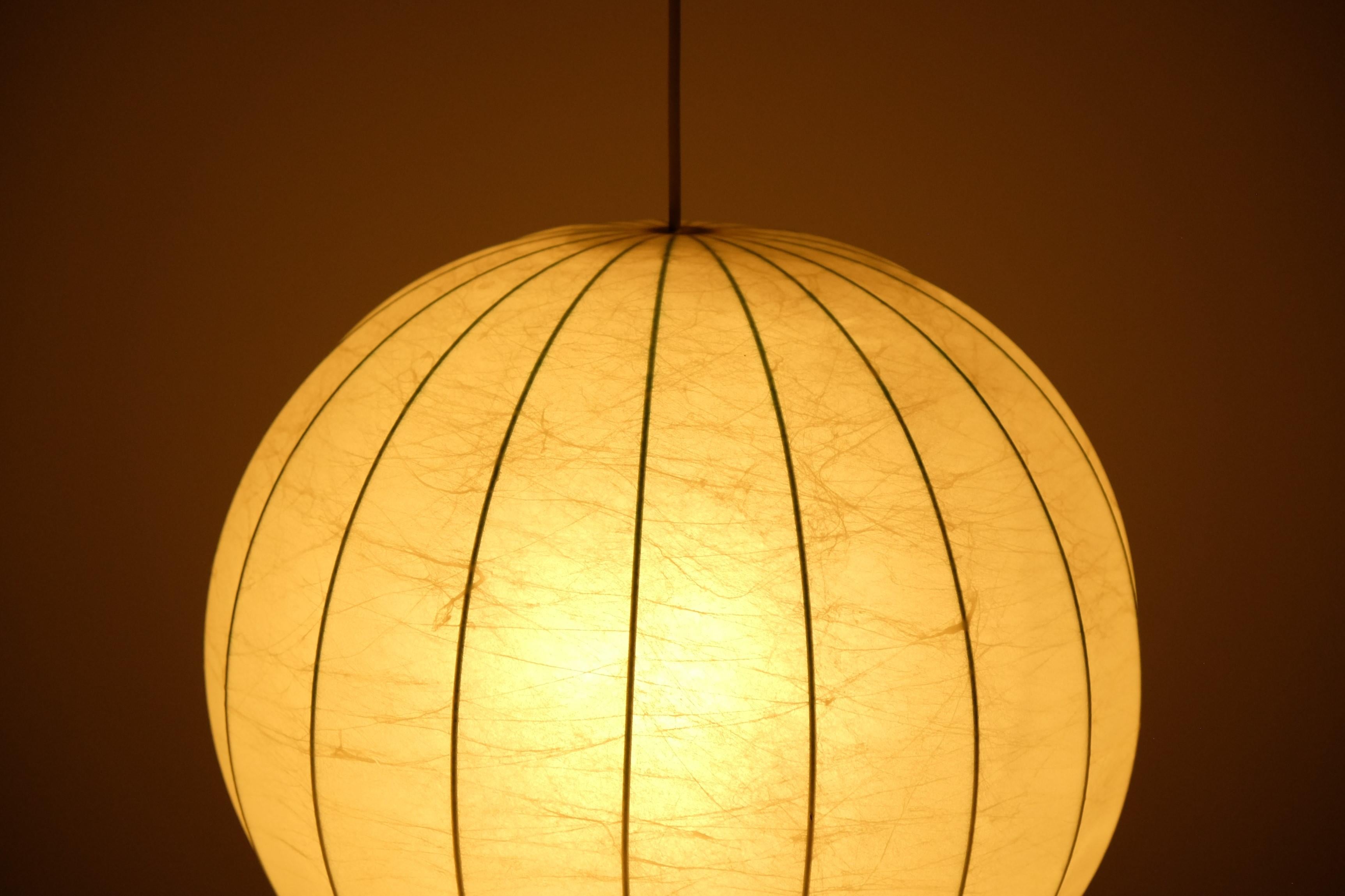 Moderne Cocoon-Pendelleuchte aus der Jahrhundertmitte, Italien 1960er Jahre im Angebot 9