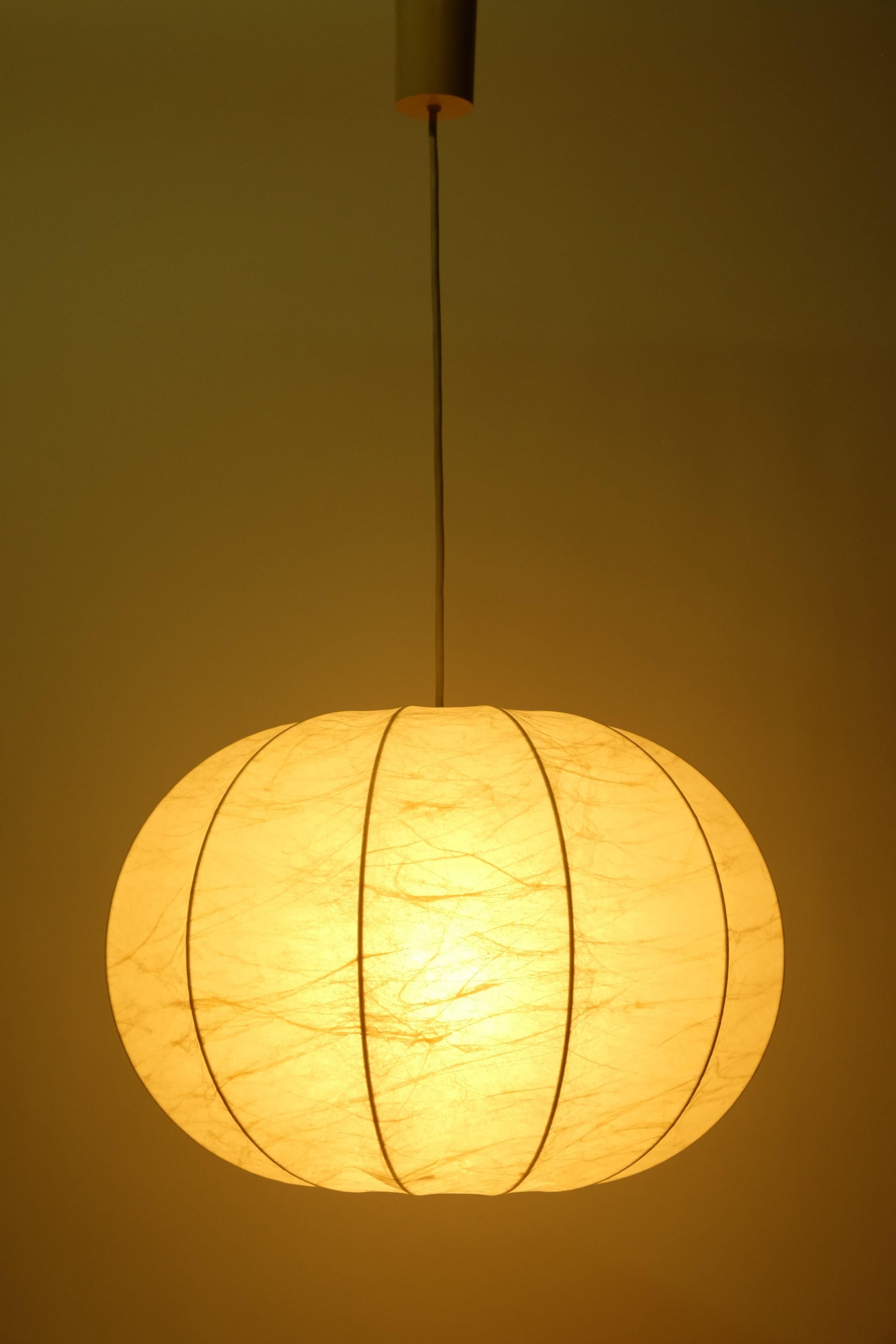 Plafonnier Cocoon fabriqué en Italie dans les années 1960. Le plafonnier a été réalisé dans le design des lampes d'Achille Castiglioni.

L'abat-jour est en résine. Très bon état vintage, sans dommage.

Une ampoule E27/E26 est nécessaire pour la