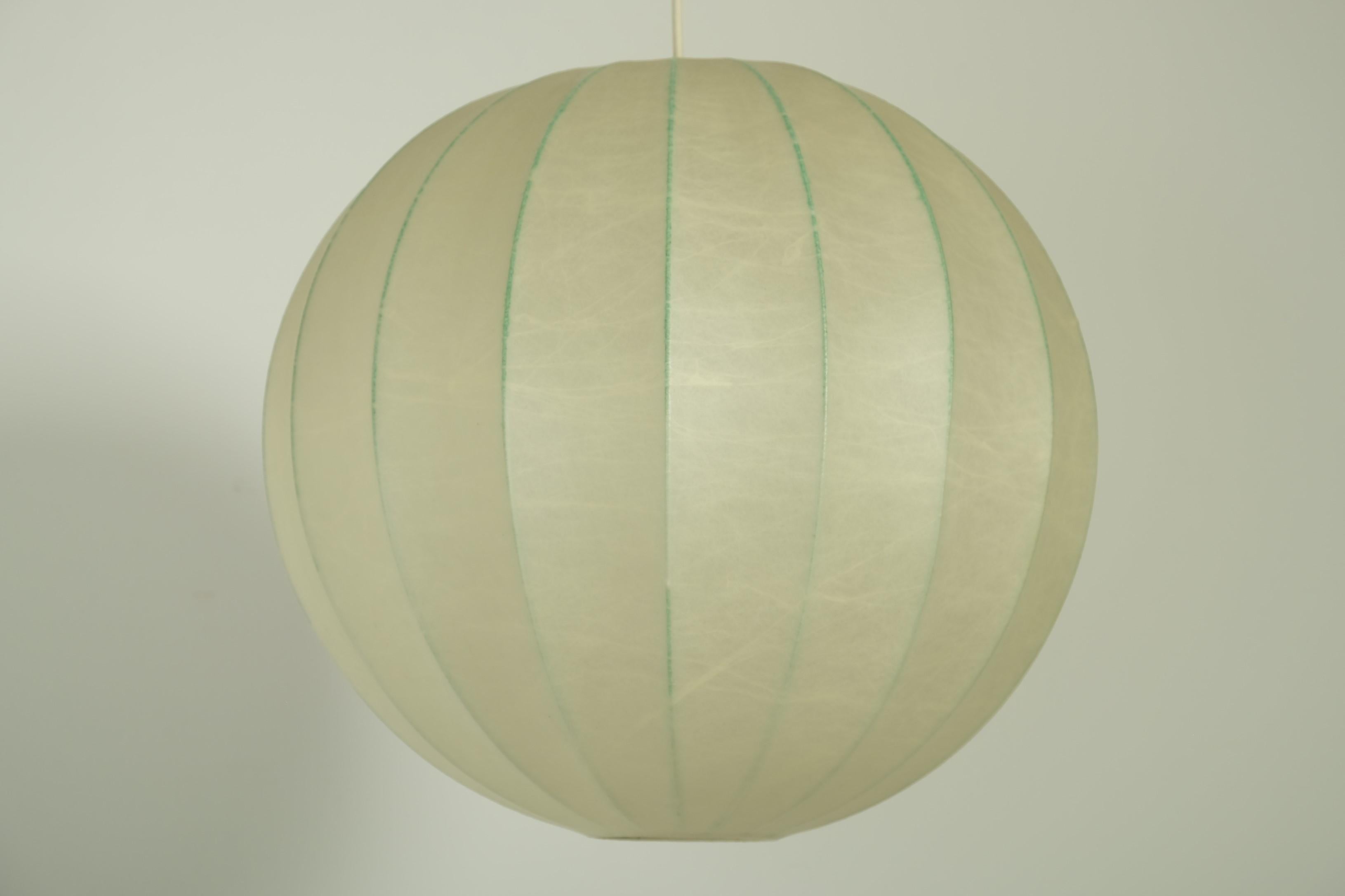 Moderne Cocoon-Pendelleuchte aus der Jahrhundertmitte, Italien 1960er Jahre (Italienisch) im Angebot