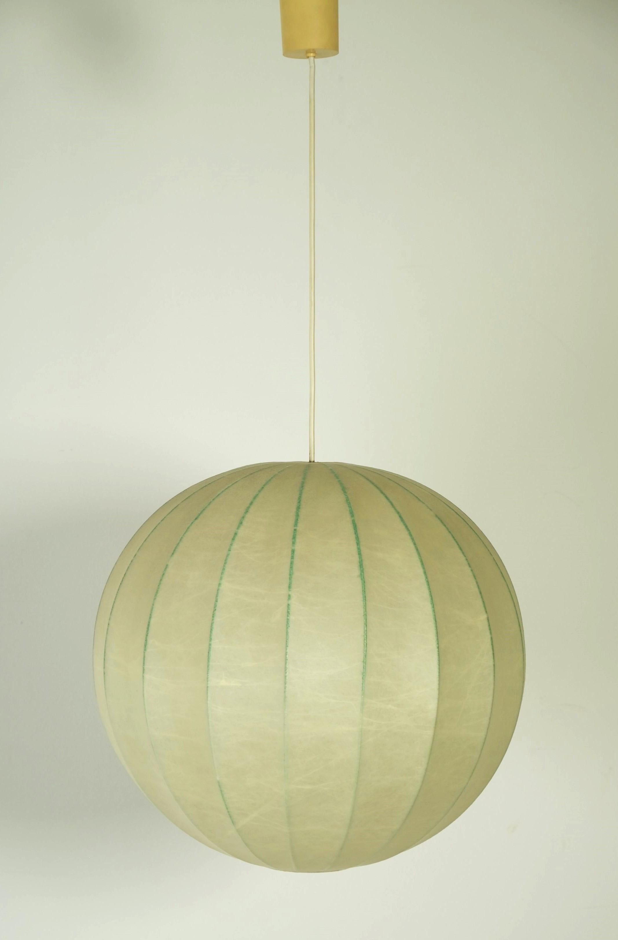 Moderne Cocoon-Pendelleuchte aus der Jahrhundertmitte, Italien 1960er Jahre (Moderne der Mitte des Jahrhunderts) im Angebot