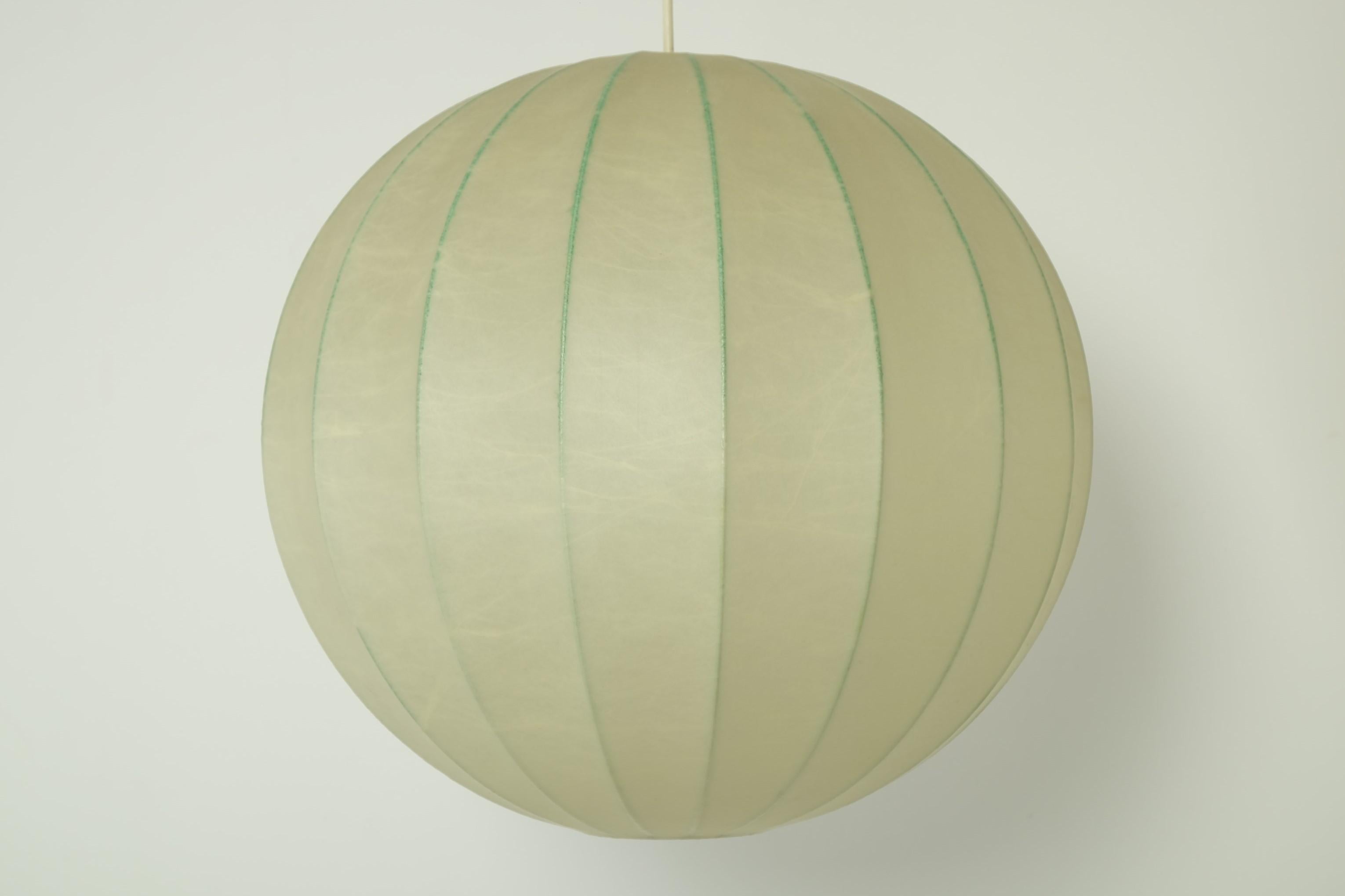 Moderne Cocoon-Pendelleuchte aus der Jahrhundertmitte, Italien 1960er Jahre im Zustand „Gut“ im Angebot in München, BY