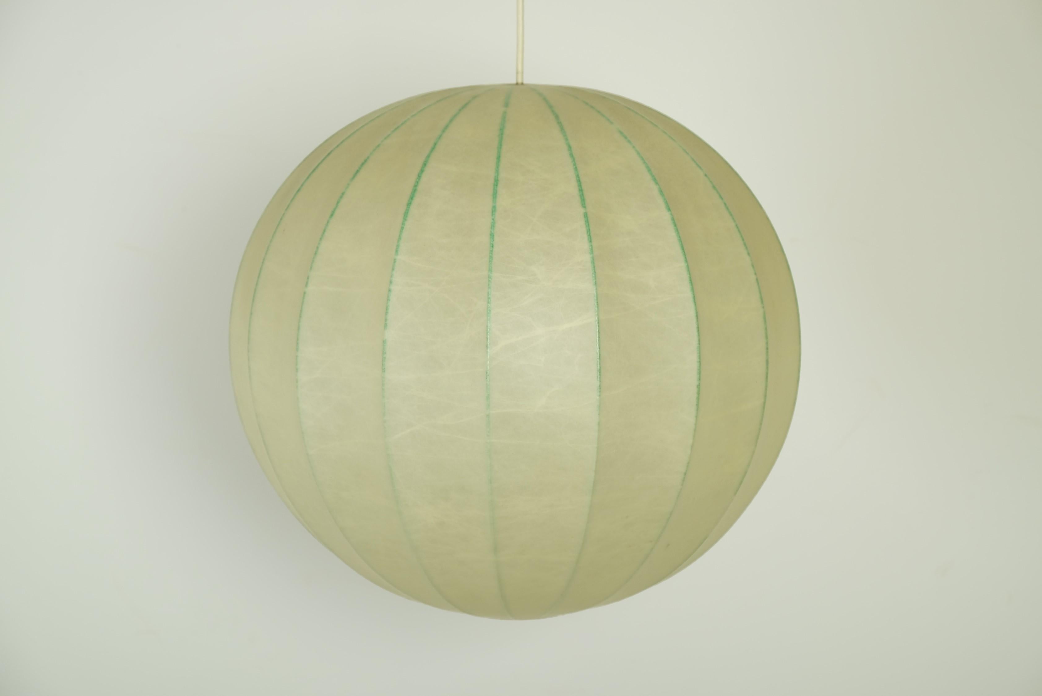 Moderne Cocoon-Pendelleuchte aus der Jahrhundertmitte, Italien 1960er Jahre (Mitte des 20. Jahrhunderts) im Angebot
