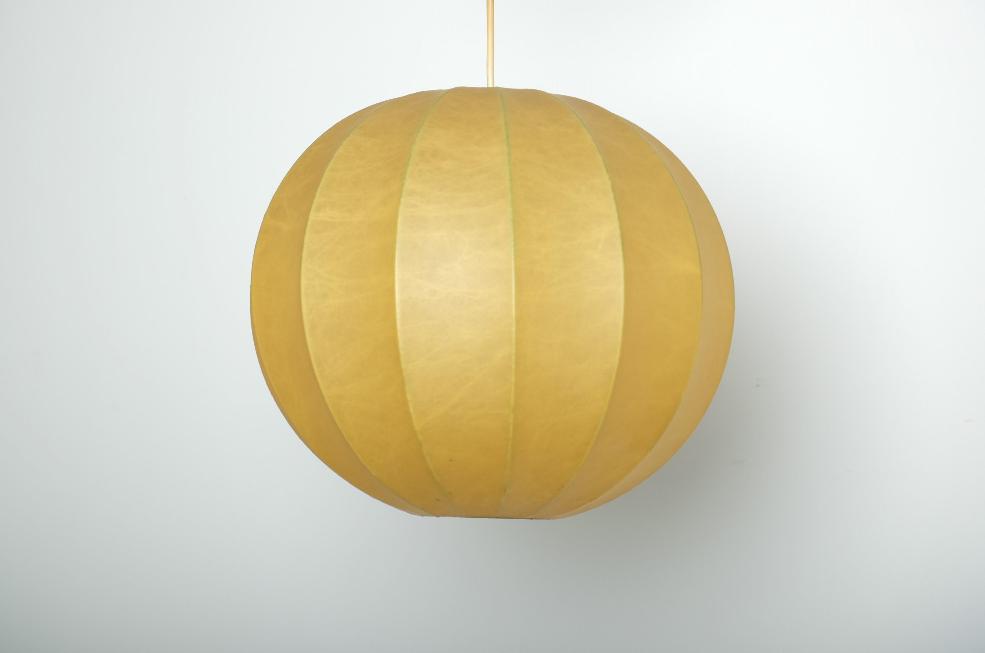 Mid-Century Modern Cocoon Pendant Light, Italy 1960s In Good Condition For Sale In München, BY