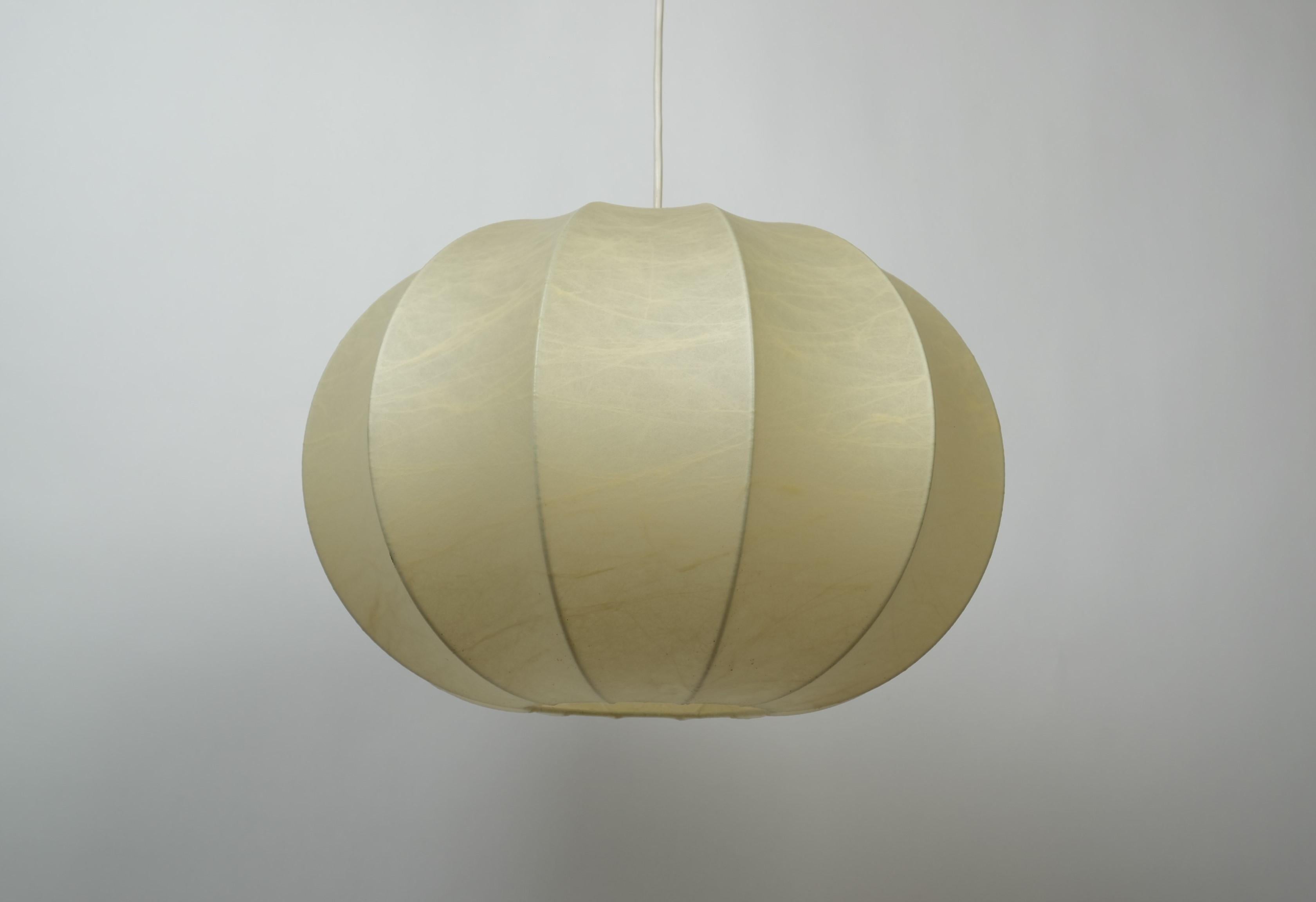 Milieu du XXe siècle Lampe pendante cocon moderne du milieu du siècle dernier, Italie, années 1960
