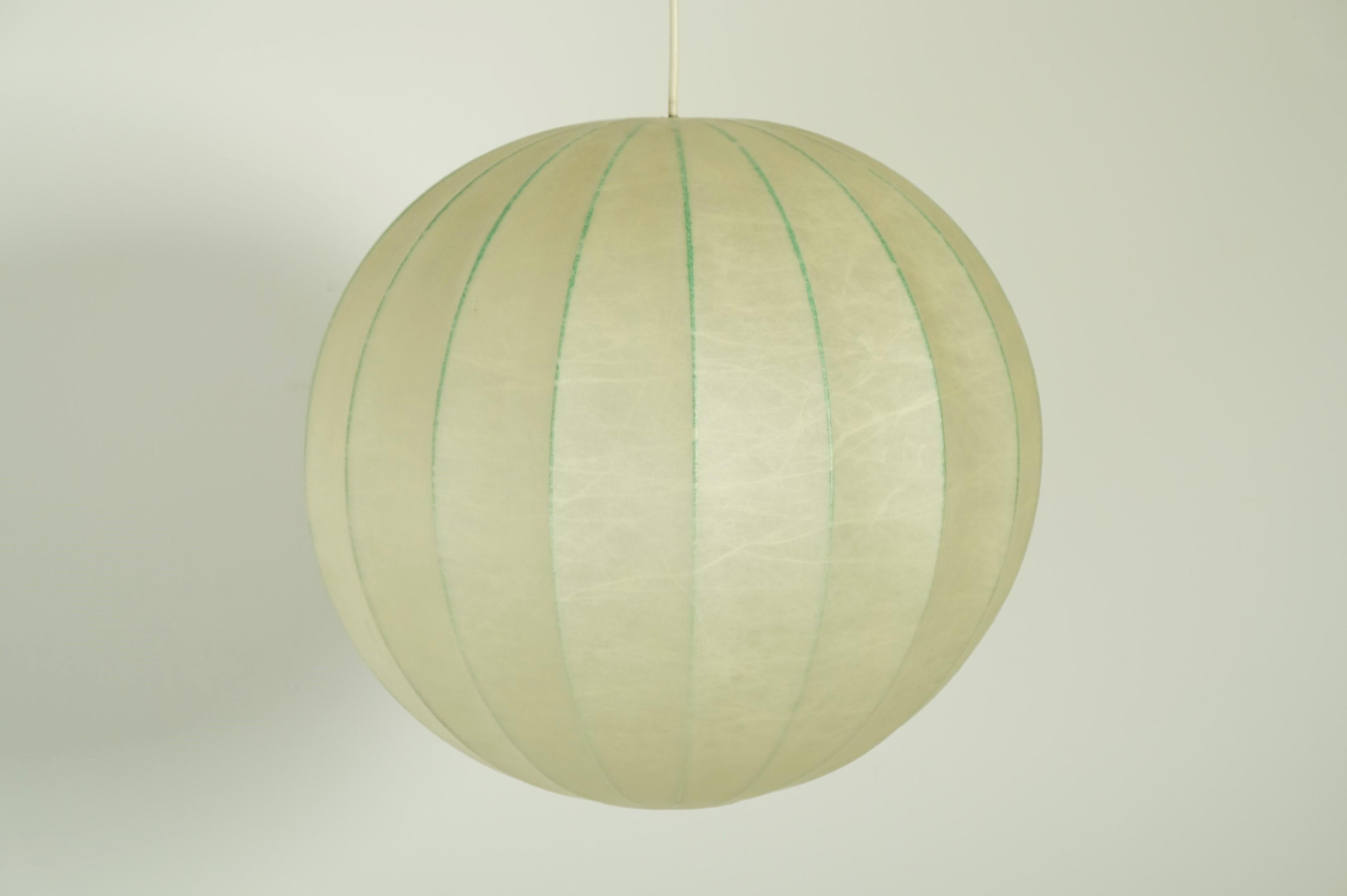 Moderne Cocoon-Pendelleuchte aus der Jahrhundertmitte, Italien 1960er Jahre (Metall) im Angebot
