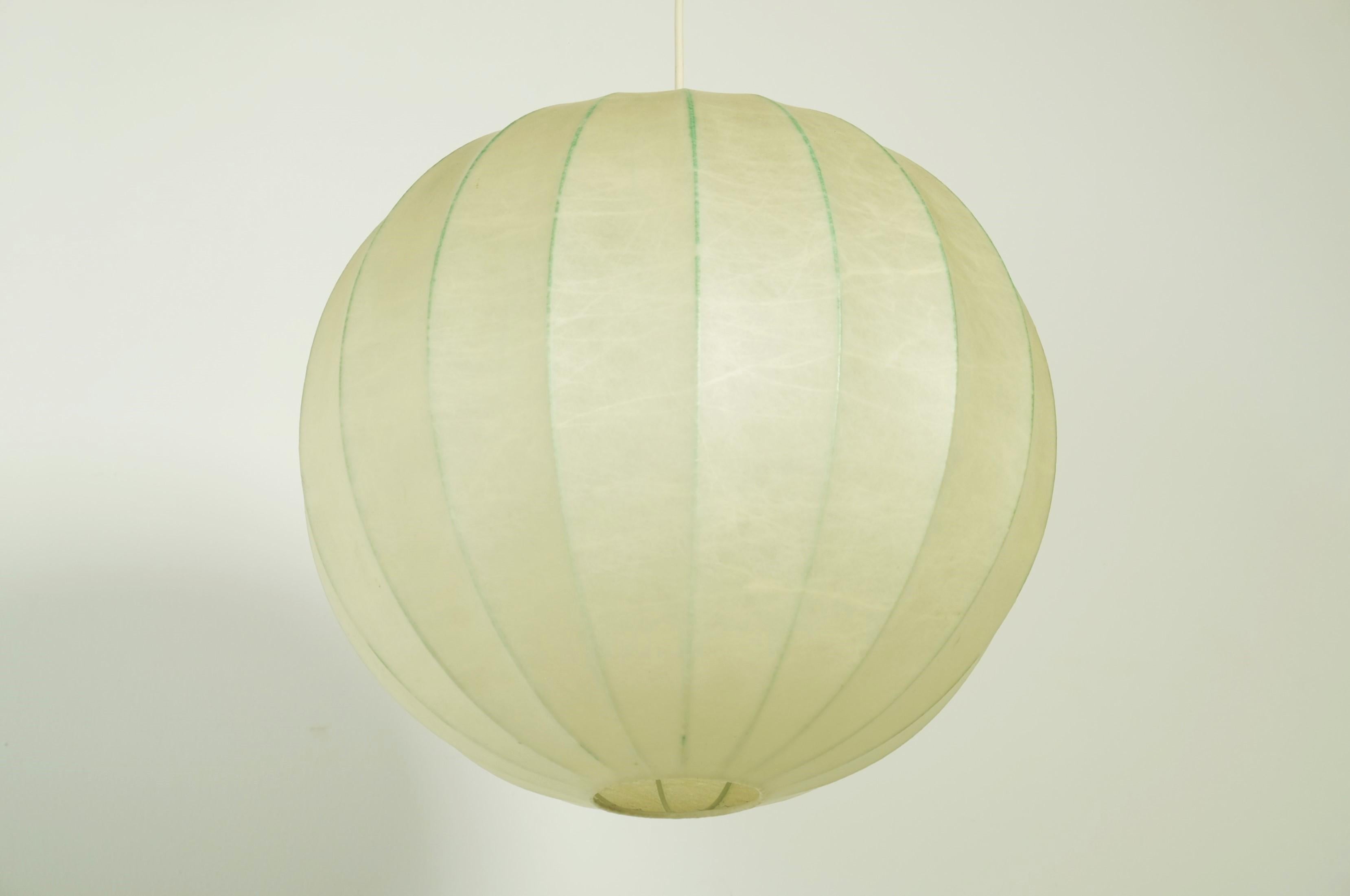 Moderne Cocoon-Pendelleuchte aus der Jahrhundertmitte, Italien 1960er Jahre im Angebot 1