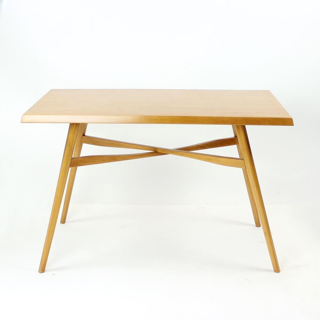 Mid-Century Modern Cofee Table in Oak, Czechoslovakia, 1960s In Excellent Condition For Sale In Zohor, SK